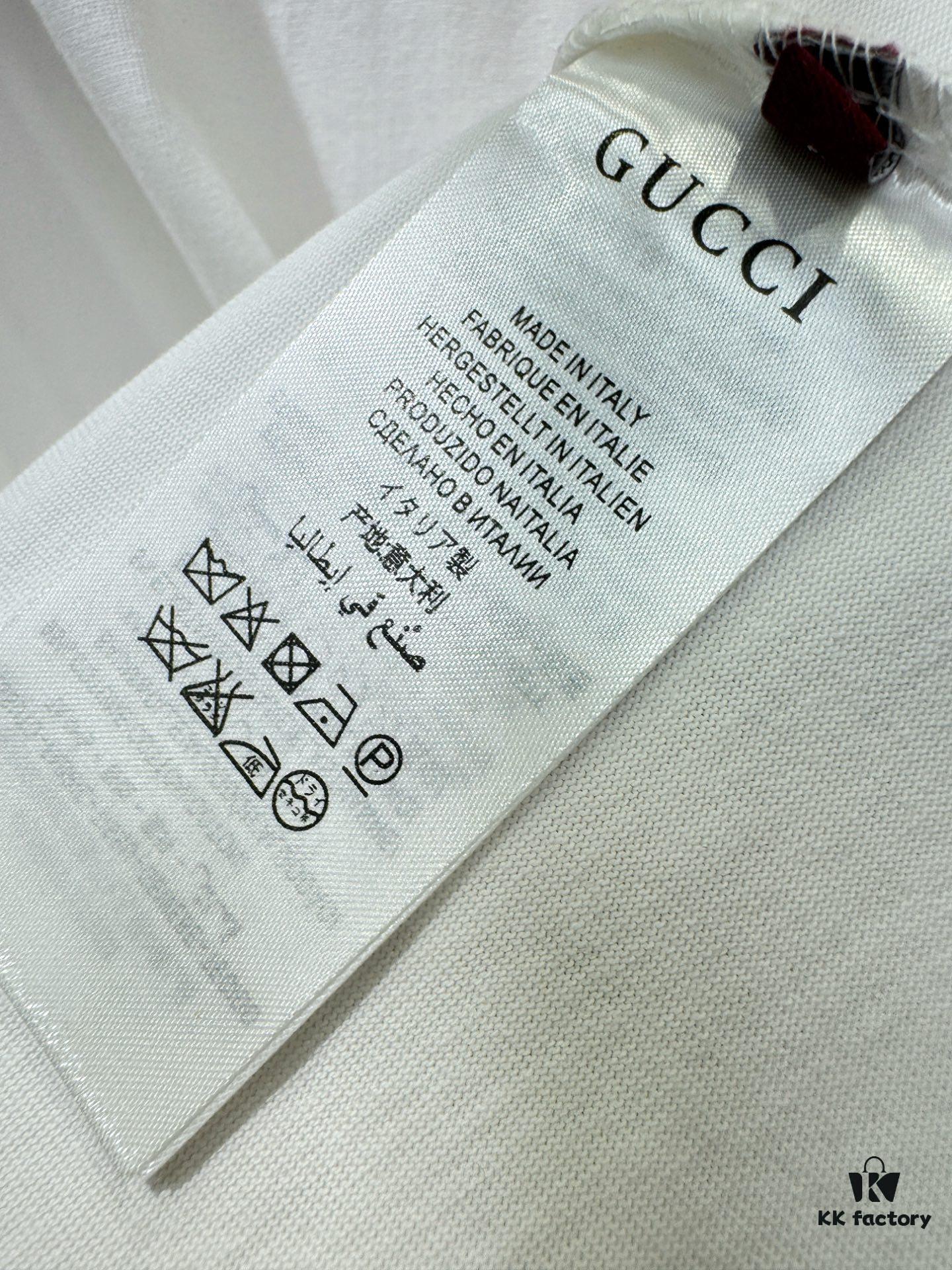 Gucci 2025 Spring/Summer New Short Sleeve T-Shirt! Runway Pattern Fashion Casual Tee with Signature Logo Design! Premium 100% Cotton Fabric, Soft and Skin-Friendly Texture, Exceptionally Comfortable and Breathable Wear. Unisex Couple Style Offering a Fresh Fashion Vibe, Distinguishing from Market Versions with Complete Triple Labels. High-End Collection, Unisex Sizing.