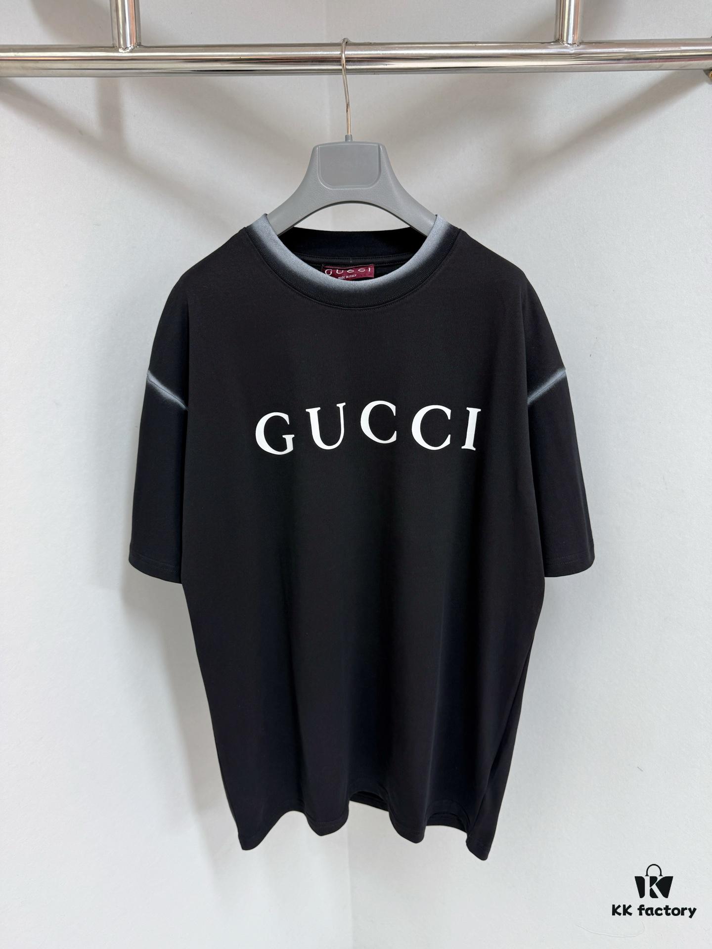 GUCCI 25SS Gucci Printed Cotton Knit T-Shirt Short Sleeve with Classic Letter Logo, Spray-Painted Detail on Collar and Sleeves
