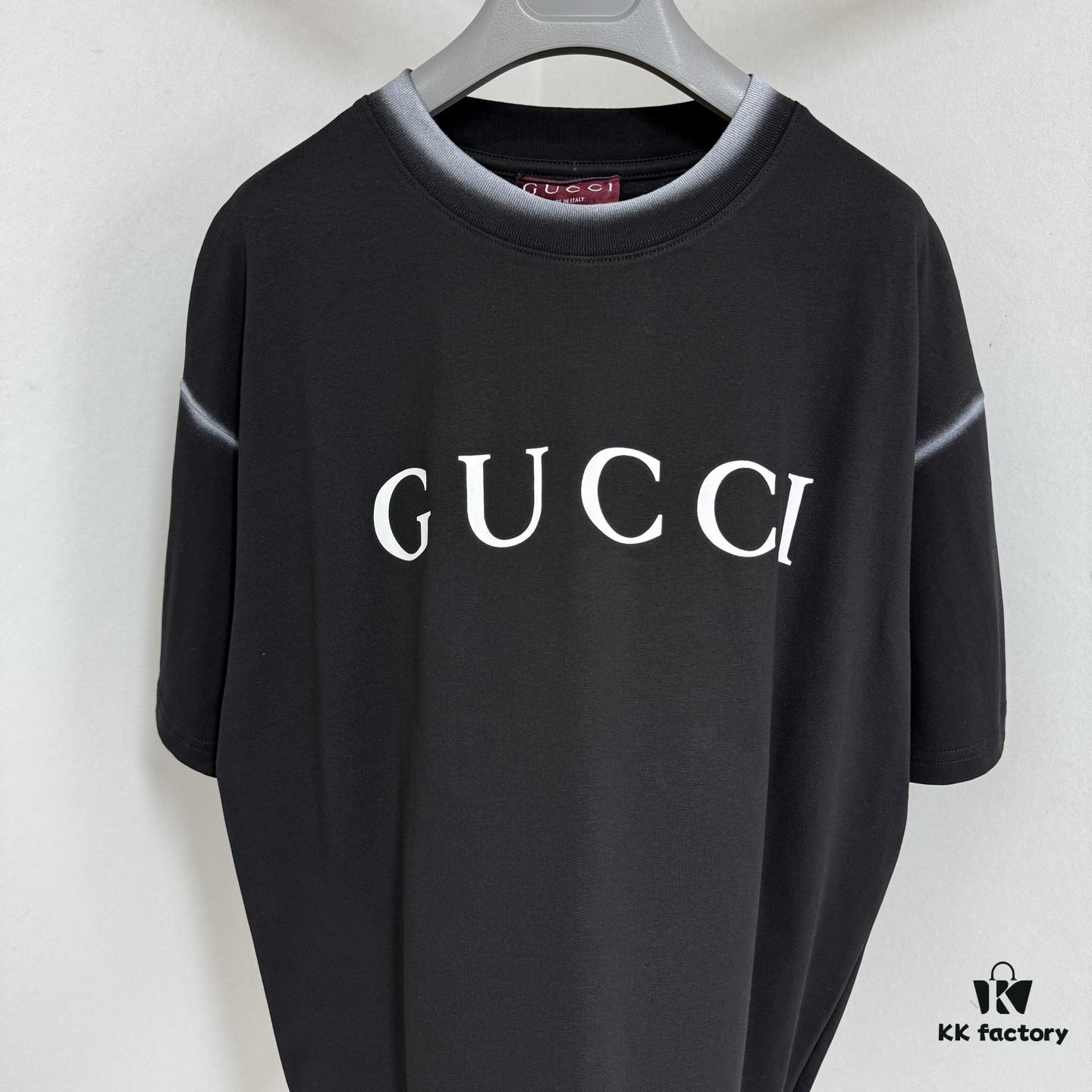 GUCCI 25SS Gucci Printed Cotton Knit T-Shirt Short Sleeve with Classic Letter Logo, Spray-Painted Detail on Collar and Sleeves