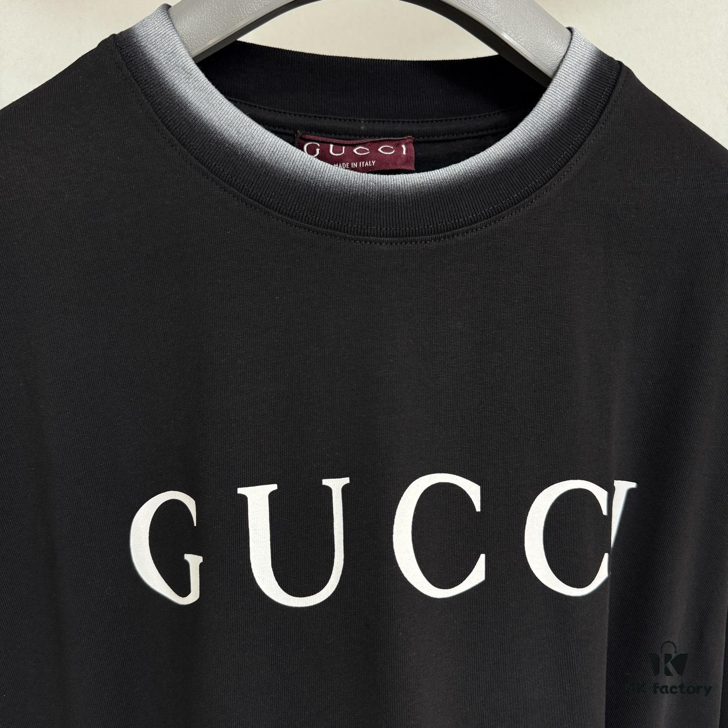 GUCCI 25SS Gucci Printed Cotton Knit T-Shirt Short Sleeve with Classic Letter Logo, Spray-Painted Detail on Collar and Sleeves