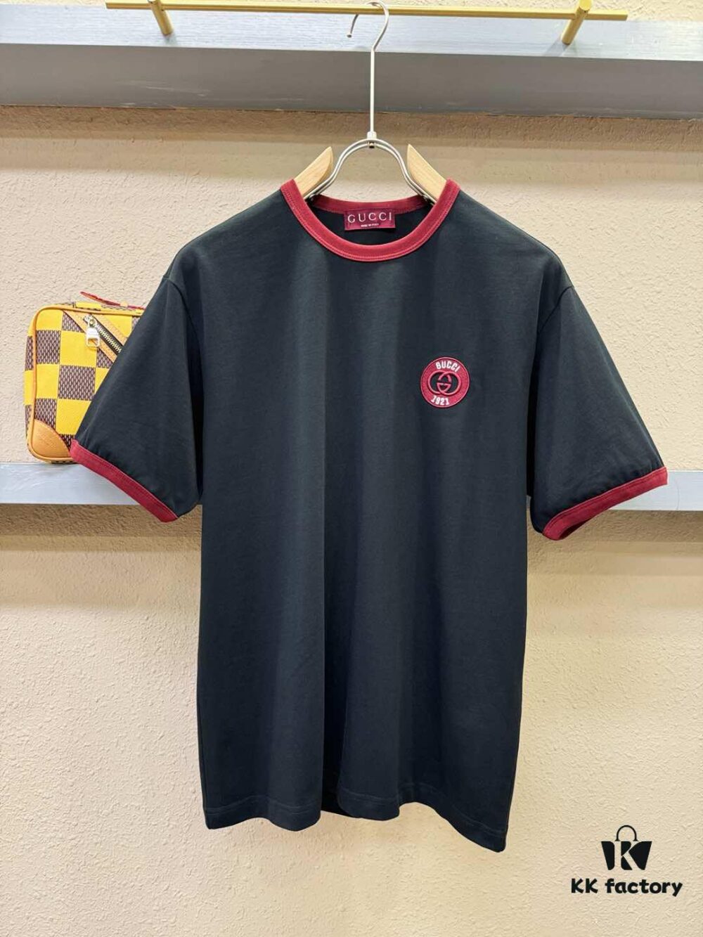 Gucci 2025 Spring/Summer New Short Sleeve T-Shirt! Runway-Inspired Fashion Casual Tee with Signature Logo Design! Premium 100% Cotton Fabric, Soft and Skin-Friendly Texture, Exceptionally Comfortable and Breathable Wear. Unisex Couple's Style Redefines Contemporary Fashion. Distinct from Market Versions, Complete with Three Authentic Labels, High-End Collection for Men and Women. Size: S to XL