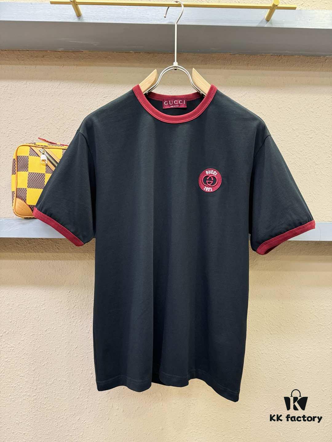 Gucci 2025 Spring/Summer New Short Sleeve T-Shirt! Runway-Inspired Fashion Casual Tee with Signature Logo Design! Premium 100% Cotton Fabric, Soft and Skin-Friendly Texture, Exceptionally Comfortable and Breathable Wear. Unisex Couple's Style Redefines Contemporary Fashion. Distinct from Market Versions, Complete with Three Authentic Labels, High-End Collection for Men and Women. Size: S to XL