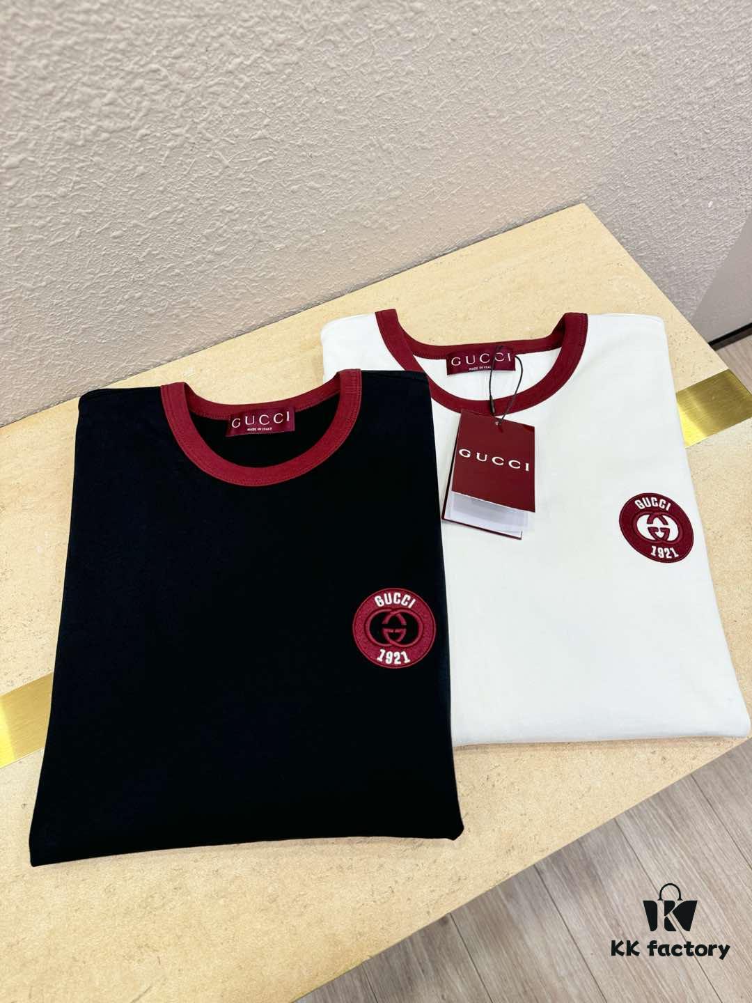 Gucci 2025 Spring/Summer New Short Sleeve T-Shirt! Runway-Inspired Fashion Casual Tee with Signature Logo Design! Premium 100% Cotton Fabric, Soft and Skin-Friendly Texture, Exceptionally Comfortable and Breathable Wear. Unisex Couple's Style Redefines Contemporary Fashion. Distinct from Market Versions, Complete with Three Authentic Labels, High-End Collection for Men and Women. Size: S to XL