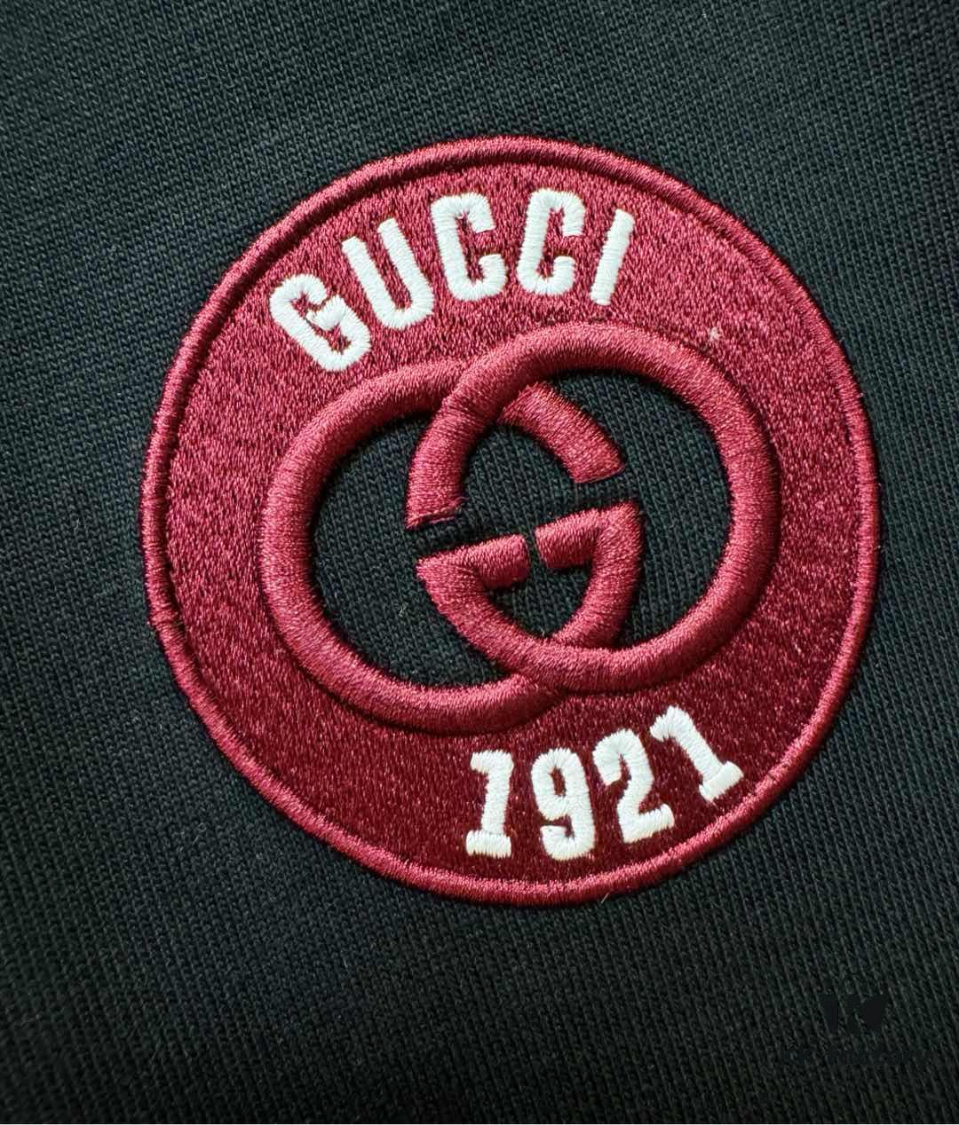 Gucci 2025 Spring/Summer New Short Sleeve T-Shirt! Runway-Inspired Fashion Casual Tee with Signature Logo Design! Premium 100% Cotton Fabric, Soft and Skin-Friendly Texture, Exceptionally Comfortable and Breathable Wear. Unisex Couple's Style Redefines Contemporary Fashion. Distinct from Market Versions, Complete with Three Authentic Labels, High-End Collection for Men and Women. Size: S to XL