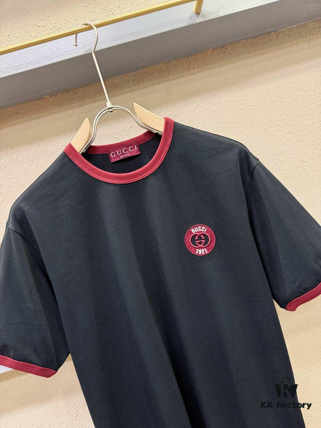 Gucci 2025 Spring/Summer New Short Sleeve T-Shirt! Runway-Inspired Fashion Casual Tee with Signature Logo Design! Premium 100% Cotton Fabric, Soft and Skin-Friendly Texture, Exceptionally Comfortable and Breathable Wear. Unisex Couple's Style Redefines Contemporary Fashion. Distinct from Market Versions, Complete with Three Authentic Labels, High-End Collection for Men and Women. Size: S to XL