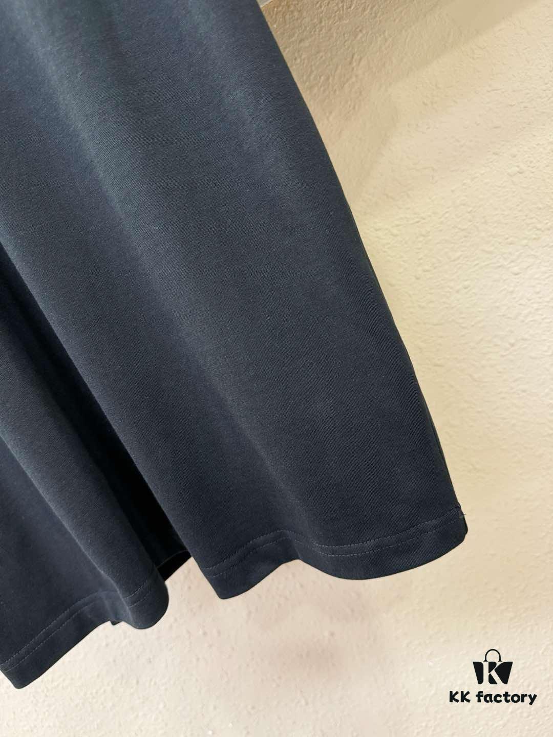 Gucci 2025 Spring/Summer New Short Sleeve T-Shirt! Runway-Inspired Fashion Casual Tee with Signature Logo Design! Premium 100% Cotton Fabric, Soft and Skin-Friendly Texture, Exceptionally Comfortable and Breathable Wear. Unisex Couple's Style Redefines Contemporary Fashion. Distinct from Market Versions, Complete with Three Authentic Labels, High-End Collection for Men and Women. Size: S to XL