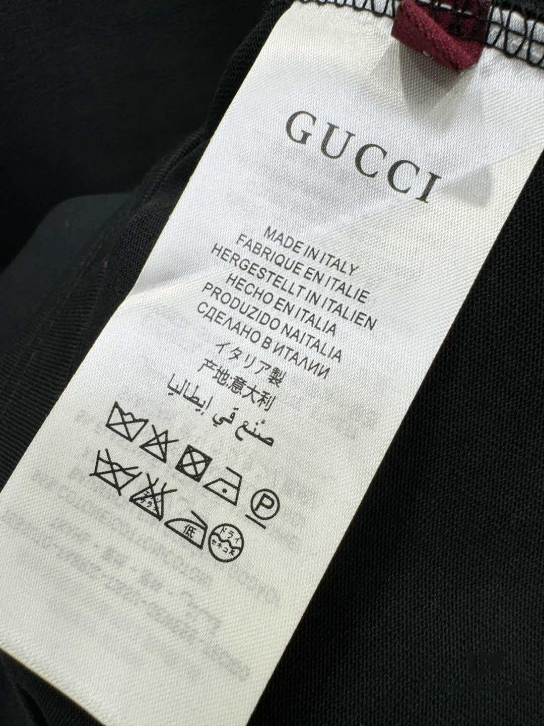 Gucci 2025 Spring/Summer New Short Sleeve T-Shirt! Runway-Inspired Fashion Casual Tee with Signature Logo Design! Premium 100% Cotton Fabric, Soft and Skin-Friendly Texture, Exceptionally Comfortable and Breathable Wear. Unisex Couple's Style Redefines Contemporary Fashion. Distinct from Market Versions, Complete with Three Authentic Labels, High-End Collection for Men and Women. Size: S to XL