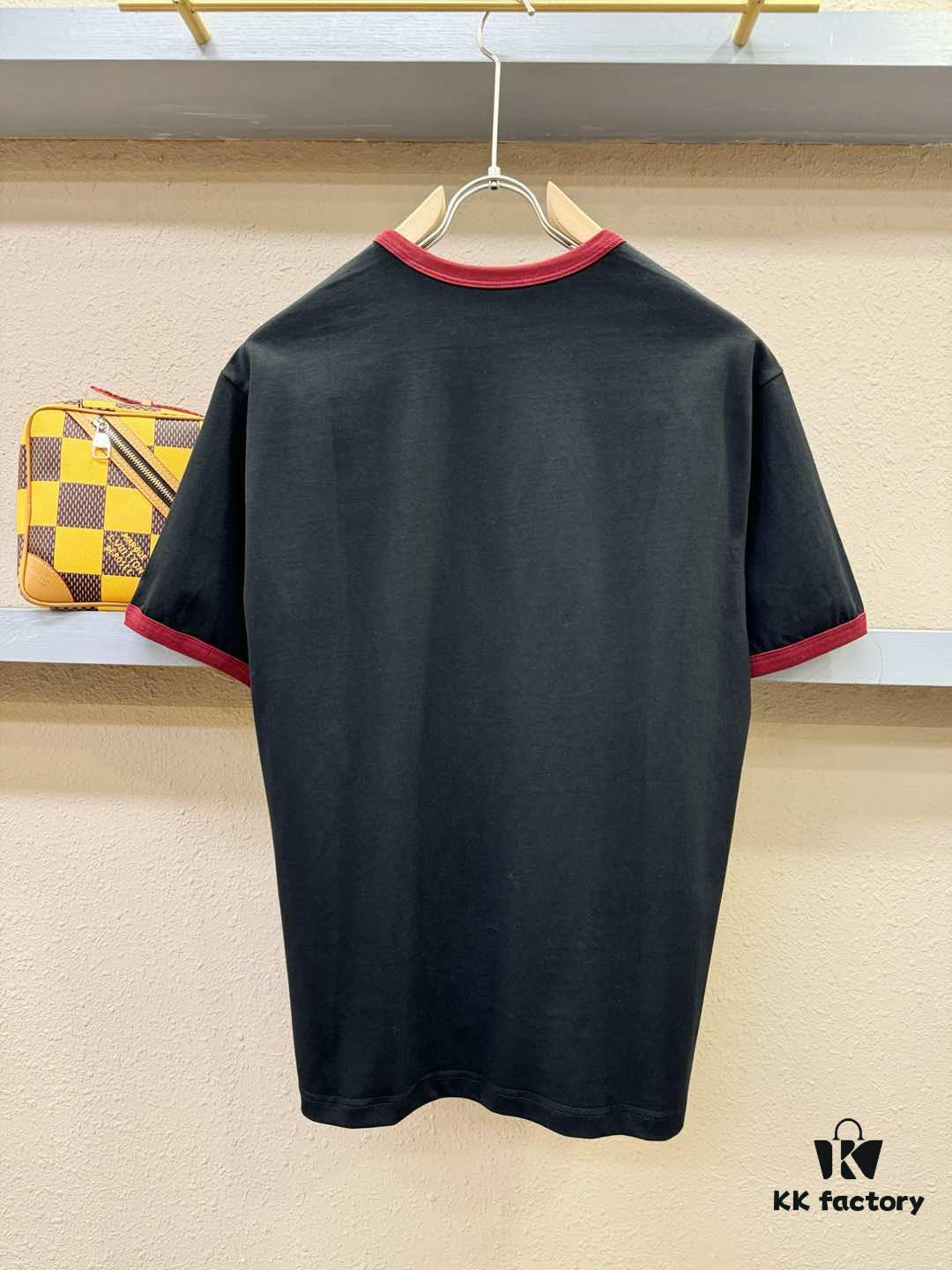 Gucci 2025 Spring/Summer New Short Sleeve T-Shirt! Runway-Inspired Fashion Casual Tee with Signature Logo Design! Premium 100% Cotton Fabric, Soft and Skin-Friendly Texture, Exceptionally Comfortable and Breathable Wear. Unisex Couple's Style Redefines Contemporary Fashion. Distinct from Market Versions, Complete with Three Authentic Labels, High-End Collection for Men and Women. Size: S to XL