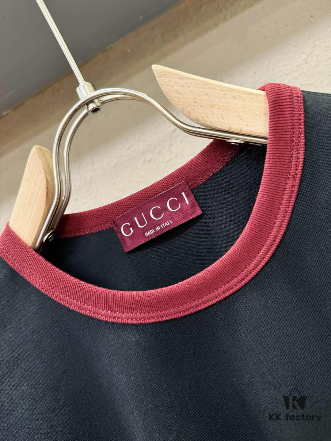 Gucci 2025 Spring/Summer New Short Sleeve T-Shirt! Runway-Inspired Fashion Casual Tee with Signature Logo Design! Premium 100% Cotton Fabric, Soft and Skin-Friendly Texture, Exceptionally Comfortable and Breathable Wear. Unisex Couple's Style Redefines Contemporary Fashion. Distinct from Market Versions, Complete with Three Authentic Labels, High-End Collection for Men and Women. Size: S to XL