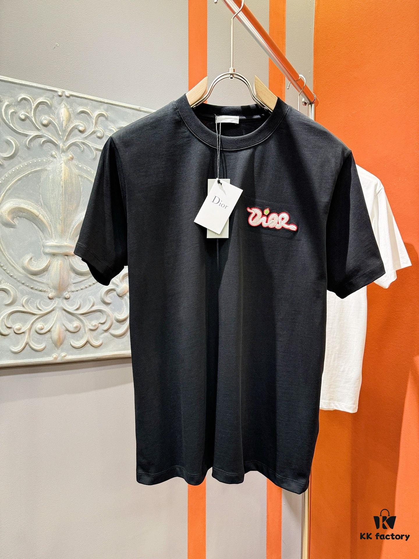 Gucci 2025 Spring/Summer New Arrival Short Sleeve T-Shirt! Runway-Inspired Fashion Casual Tee with Signature Logo Design! Premium 100% Cotton Fabric, Soft and Skin-Friendly Texture, Exceptionally Comfortable and Breathable Wear – A Must-Have in Real Life! Gender-Neutral Unisex Style for Couples, Redefining Contemporary Fashion Elegance! Distinct from Market Versions, Complete with Three Authentic Labels, Matching Set for Men and Women. High-End Collection!