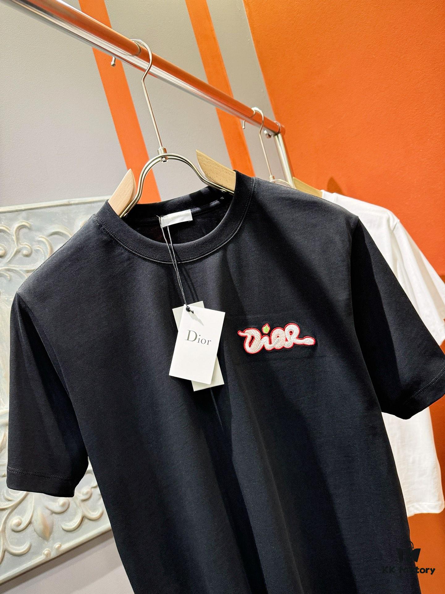 Gucci 2025 Spring/Summer New Arrival Short Sleeve T-Shirt! Runway-Inspired Fashion Casual Tee with Signature Logo Design! Premium 100% Cotton Fabric, Soft and Skin-Friendly Texture, Exceptionally Comfortable and Breathable Wear – A Must-Have in Real Life! Gender-Neutral Unisex Style for Couples, Redefining Contemporary Fashion Elegance! Distinct from Market Versions, Complete with Three Authentic Labels, Matching Set for Men and Women. High-End Collection!