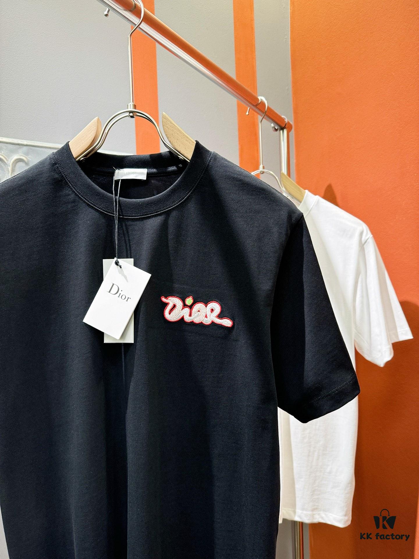 Gucci 2025 Spring/Summer New Arrival Short Sleeve T-Shirt! Runway-Inspired Fashion Casual Tee with Signature Logo Design! Premium 100% Cotton Fabric, Soft and Skin-Friendly Texture, Exceptionally Comfortable and Breathable Wear – A Must-Have in Real Life! Gender-Neutral Unisex Style for Couples, Redefining Contemporary Fashion Elegance! Distinct from Market Versions, Complete with Three Authentic Labels, Matching Set for Men and Women. High-End Collection!