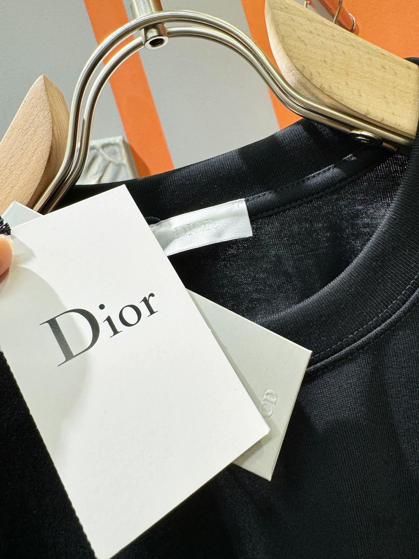 Gucci 2025 Spring/Summer New Arrival Short Sleeve T-Shirt! Runway-Inspired Fashion Casual Tee with Signature Logo Design! Premium 100% Cotton Fabric, Soft and Skin-Friendly Texture, Exceptionally Comfortable and Breathable Wear – A Must-Have in Real Life! Gender-Neutral Unisex Style for Couples, Redefining Contemporary Fashion Elegance! Distinct from Market Versions, Complete with Three Authentic Labels, Matching Set for Men and Women. High-End Collection!