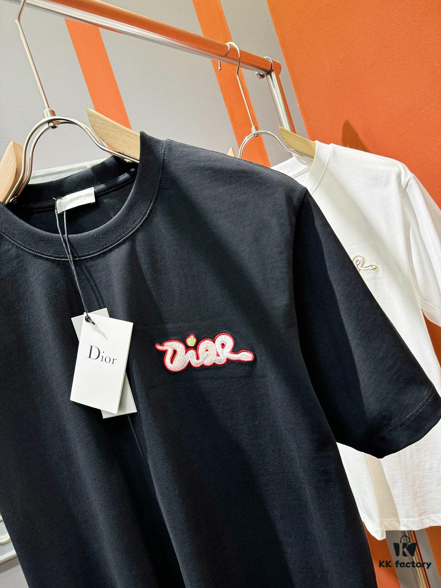 Gucci 2025 Spring/Summer New Arrival Short Sleeve T-Shirt! Runway-Inspired Fashion Casual Tee with Signature Logo Design! Premium 100% Cotton Fabric, Soft and Skin-Friendly Texture, Exceptionally Comfortable and Breathable Wear – A Must-Have in Real Life! Gender-Neutral Unisex Style for Couples, Redefining Contemporary Fashion Elegance! Distinct from Market Versions, Complete with Three Authentic Labels, Matching Set for Men and Women. High-End Collection!