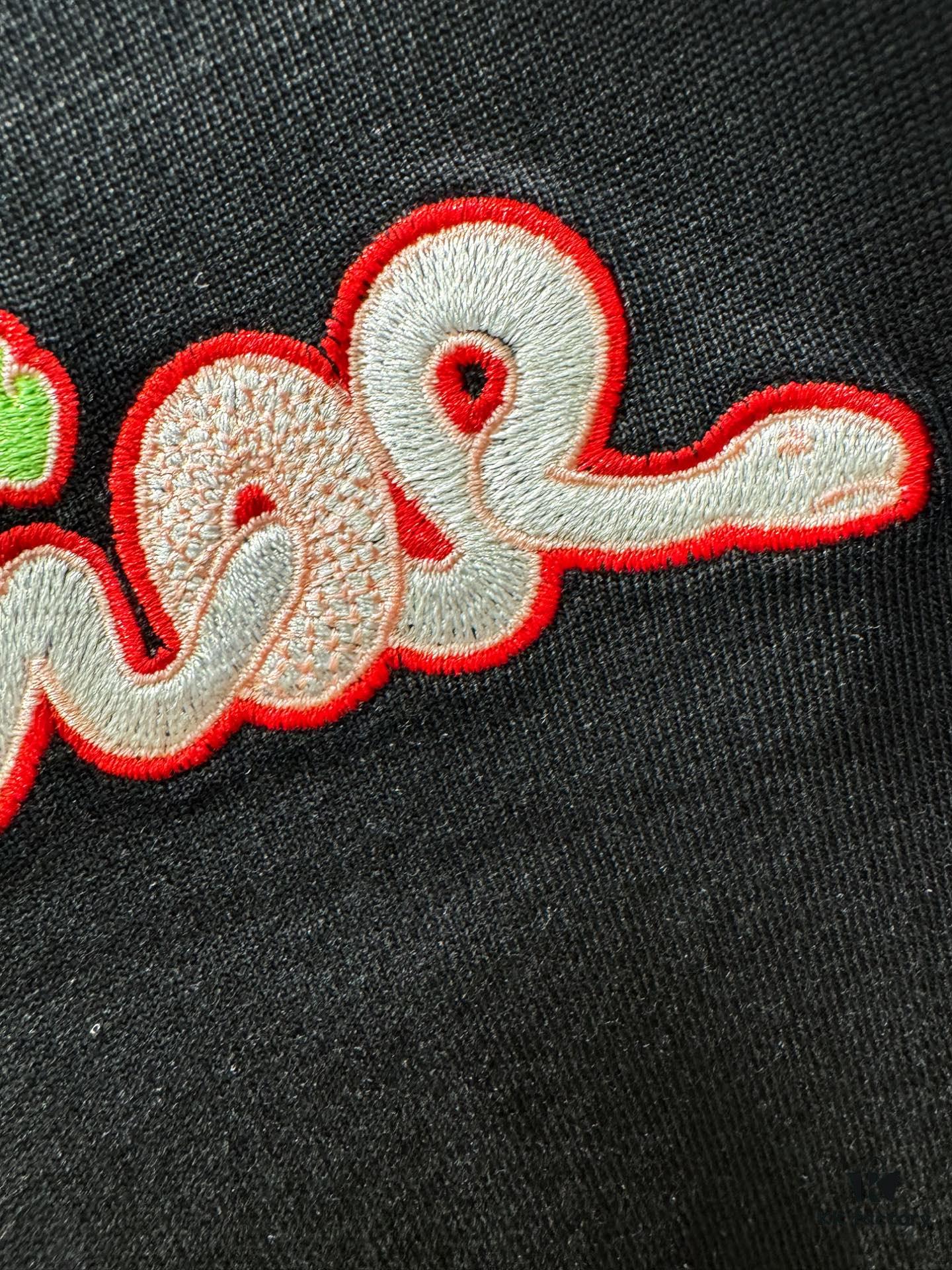 Gucci 2025 Spring/Summer New Arrival Short Sleeve T-Shirt! Runway-Inspired Fashion Casual Tee with Signature Logo Design! Premium 100% Cotton Fabric, Soft and Skin-Friendly Texture, Exceptionally Comfortable and Breathable Wear – A Must-Have in Real Life! Gender-Neutral Unisex Style for Couples, Redefining Contemporary Fashion Elegance! Distinct from Market Versions, Complete with Three Authentic Labels, Matching Set for Men and Women. High-End Collection!