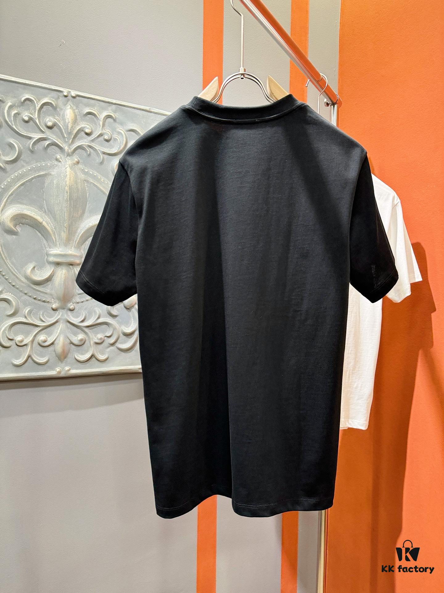 Gucci 2025 Spring/Summer New Arrival Short Sleeve T-Shirt! Runway-Inspired Fashion Casual Tee with Signature Logo Design! Premium 100% Cotton Fabric, Soft and Skin-Friendly Texture, Exceptionally Comfortable and Breathable Wear – A Must-Have in Real Life! Gender-Neutral Unisex Style for Couples, Redefining Contemporary Fashion Elegance! Distinct from Market Versions, Complete with Three Authentic Labels, Matching Set for Men and Women. High-End Collection!