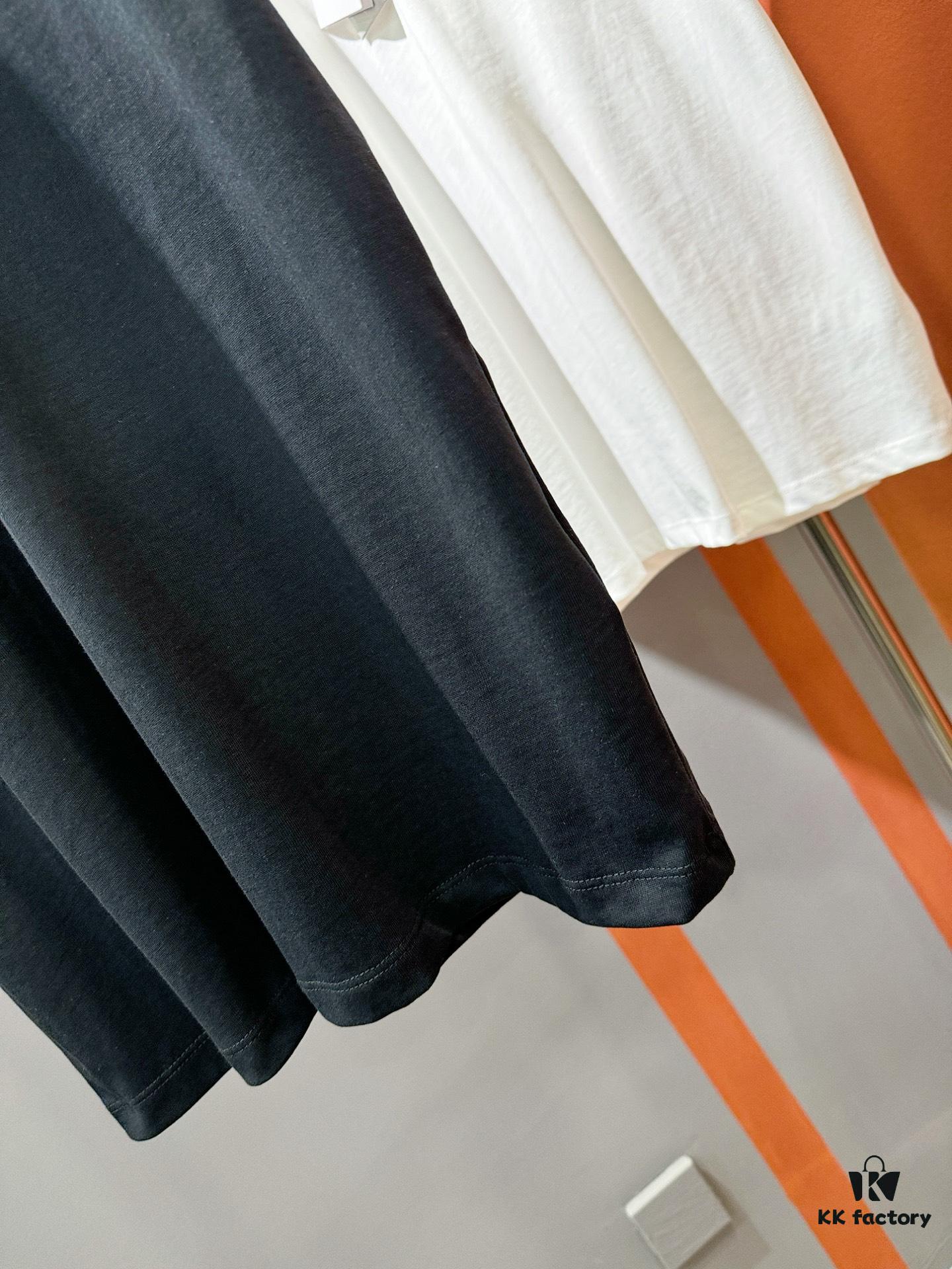 Gucci 2025 Spring/Summer New Arrival Short Sleeve T-Shirt! Runway-Inspired Fashion Casual Tee with Signature Logo Design! Premium 100% Cotton Fabric, Soft and Skin-Friendly Texture, Exceptionally Comfortable and Breathable Wear – A Must-Have in Real Life! Gender-Neutral Unisex Style for Couples, Redefining Contemporary Fashion Elegance! Distinct from Market Versions, Complete with Three Authentic Labels, Matching Set for Men and Women. High-End Collection!