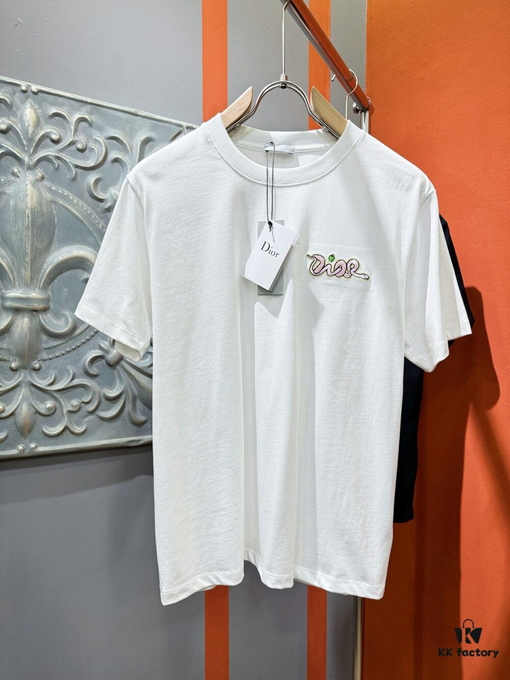 Gucci 2025 Spring/Summer New Arrival Short Sleeve T-Shirt! Runway-Inspired Fashion Casual Tee with Signature Logo Design! Premium 100% Cotton Fabric, Exquisitely Soft, Skin-Friendly and Breathable – Unmatched Comfort and Quality. A Gender-Neutral Couple's Style That Redefines Modern Fashion Elegance. Distinct from Market Versions, Complete with Three Authentic Labels – Unisex High-End Collection.