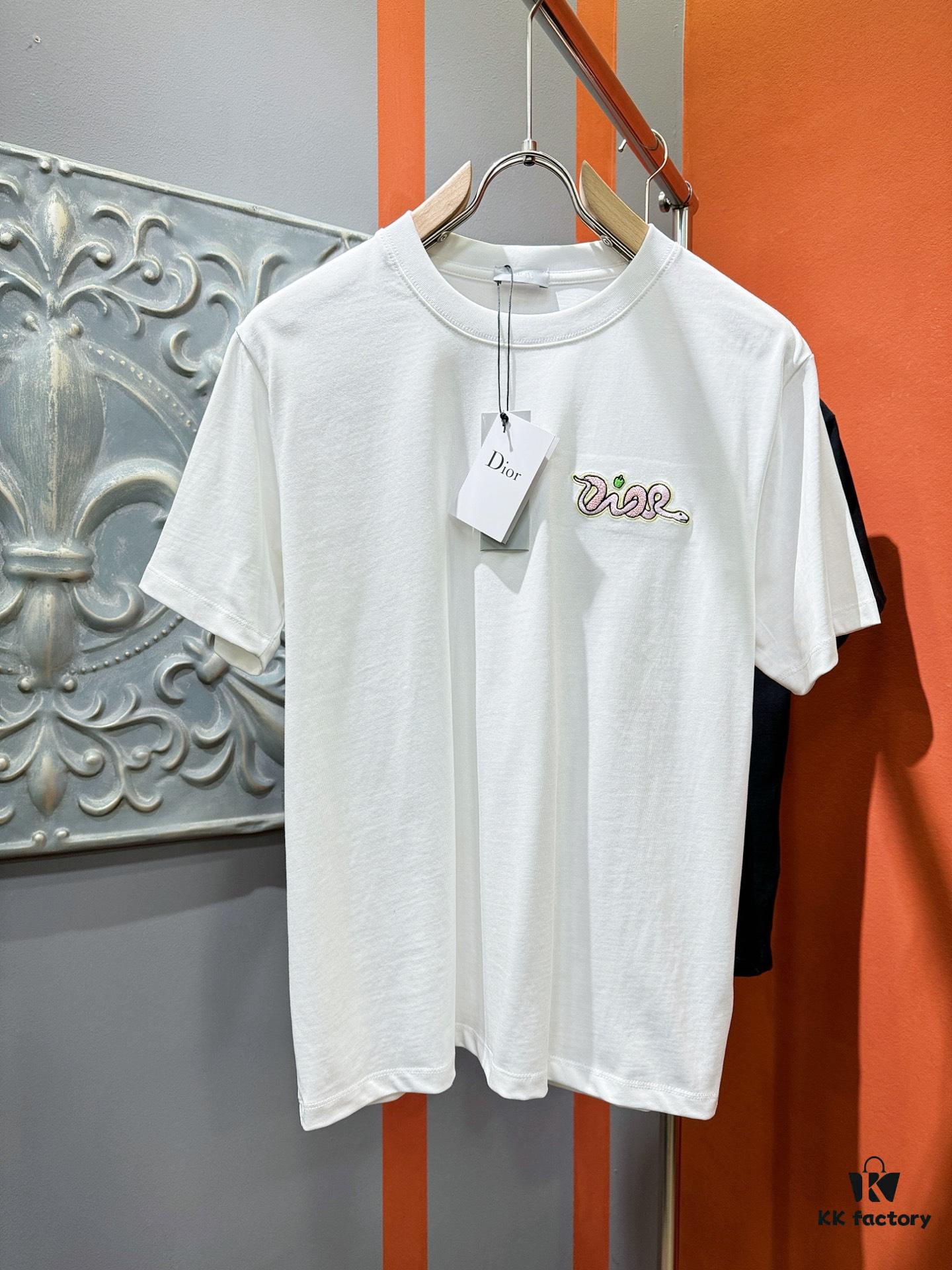 Gucci 2025 Spring/Summer New Arrival Short Sleeve T-Shirt! Runway-Inspired Fashion Casual Tee with Signature Logo Design! Premium 100% Cotton Fabric, Exquisitely Soft, Skin-Friendly and Breathable – Unmatched Comfort and Quality. A Gender-Neutral Couple's Style That Redefines Modern Fashion Elegance. Distinct from Market Versions, Complete with Three Authentic Labels – Unisex High-End Collection.