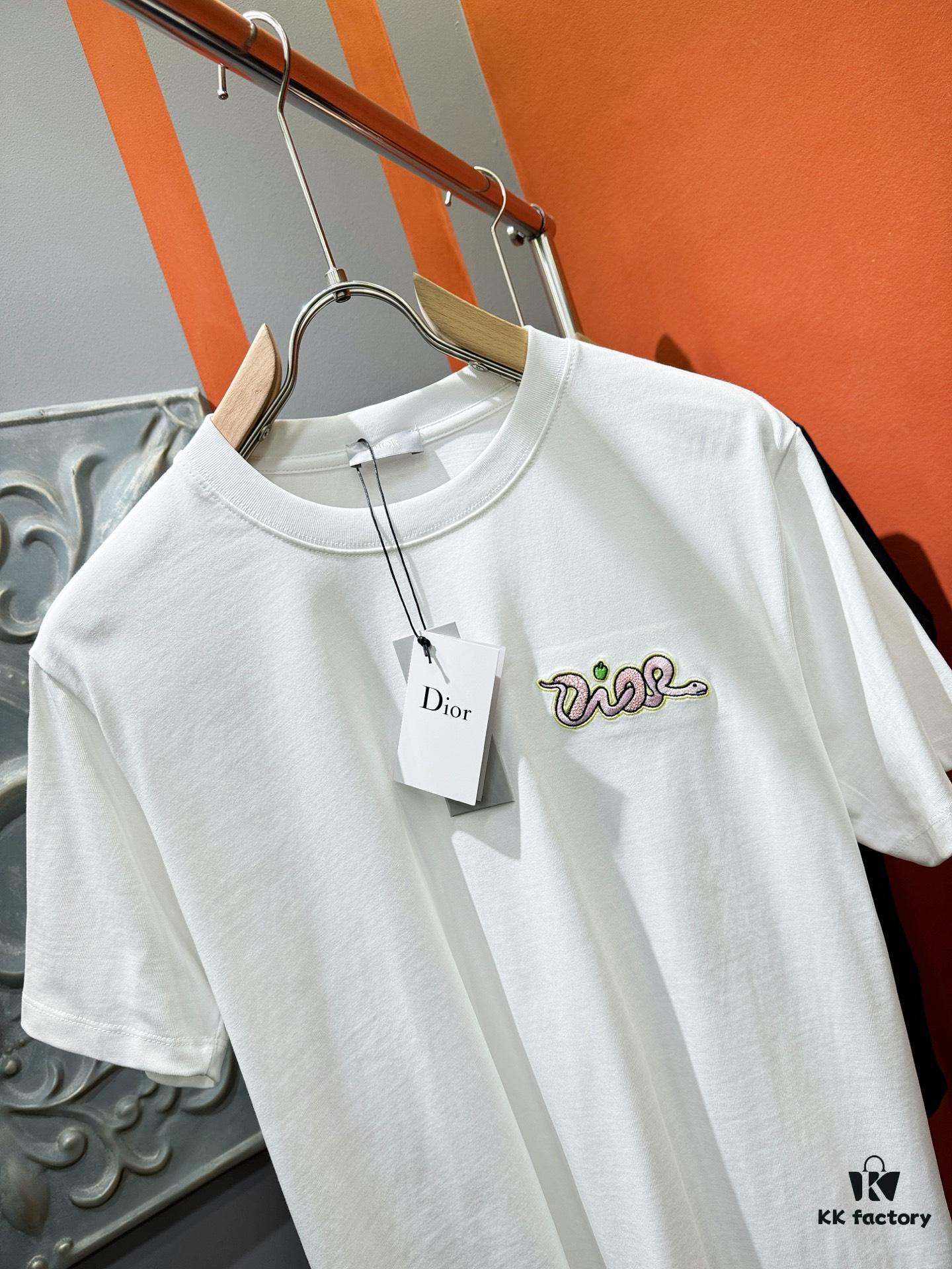 Gucci 2025 Spring/Summer New Arrival Short Sleeve T-Shirt! Runway-Inspired Fashion Casual Tee with Signature Logo Design! Premium 100% Cotton Fabric, Exquisitely Soft, Skin-Friendly and Breathable – Unmatched Comfort and Quality. A Gender-Neutral Couple's Style That Redefines Modern Fashion Elegance. Distinct from Market Versions, Complete with Three Authentic Labels – Unisex High-End Collection.