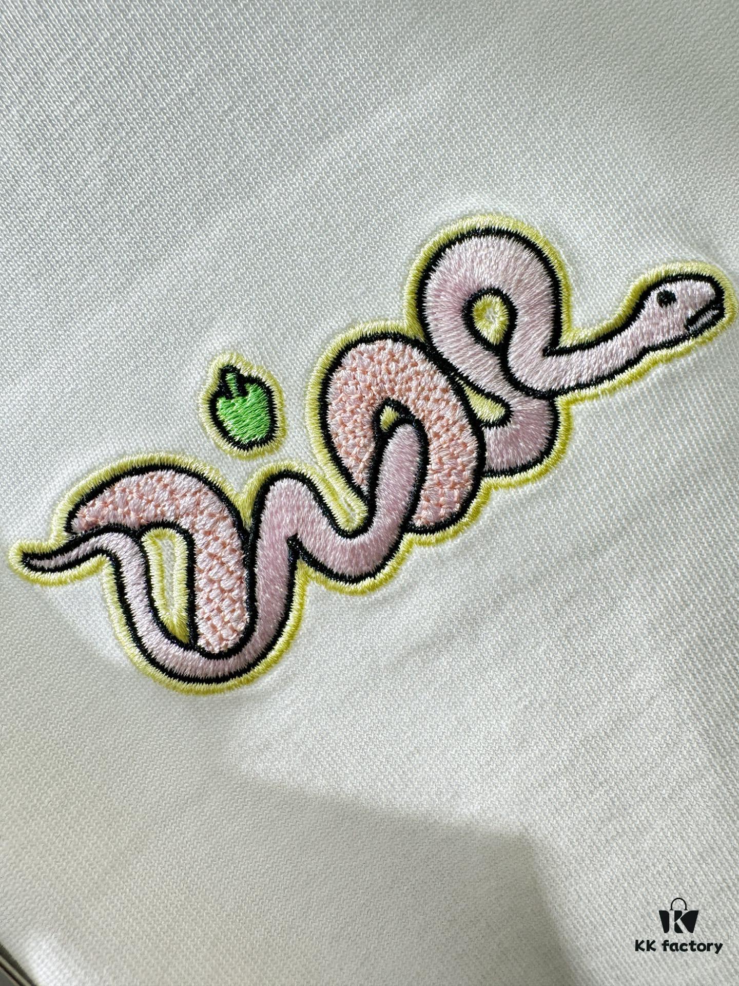 Gucci 2025 Spring/Summer New Arrival Short Sleeve T-Shirt! Runway-Inspired Fashion Casual Tee with Signature Logo Design! Premium 100% Cotton Fabric, Exquisitely Soft, Skin-Friendly and Breathable – Unmatched Comfort and Quality. A Gender-Neutral Couple's Style That Redefines Modern Fashion Elegance. Distinct from Market Versions, Complete with Three Authentic Labels – Unisex High-End Collection.