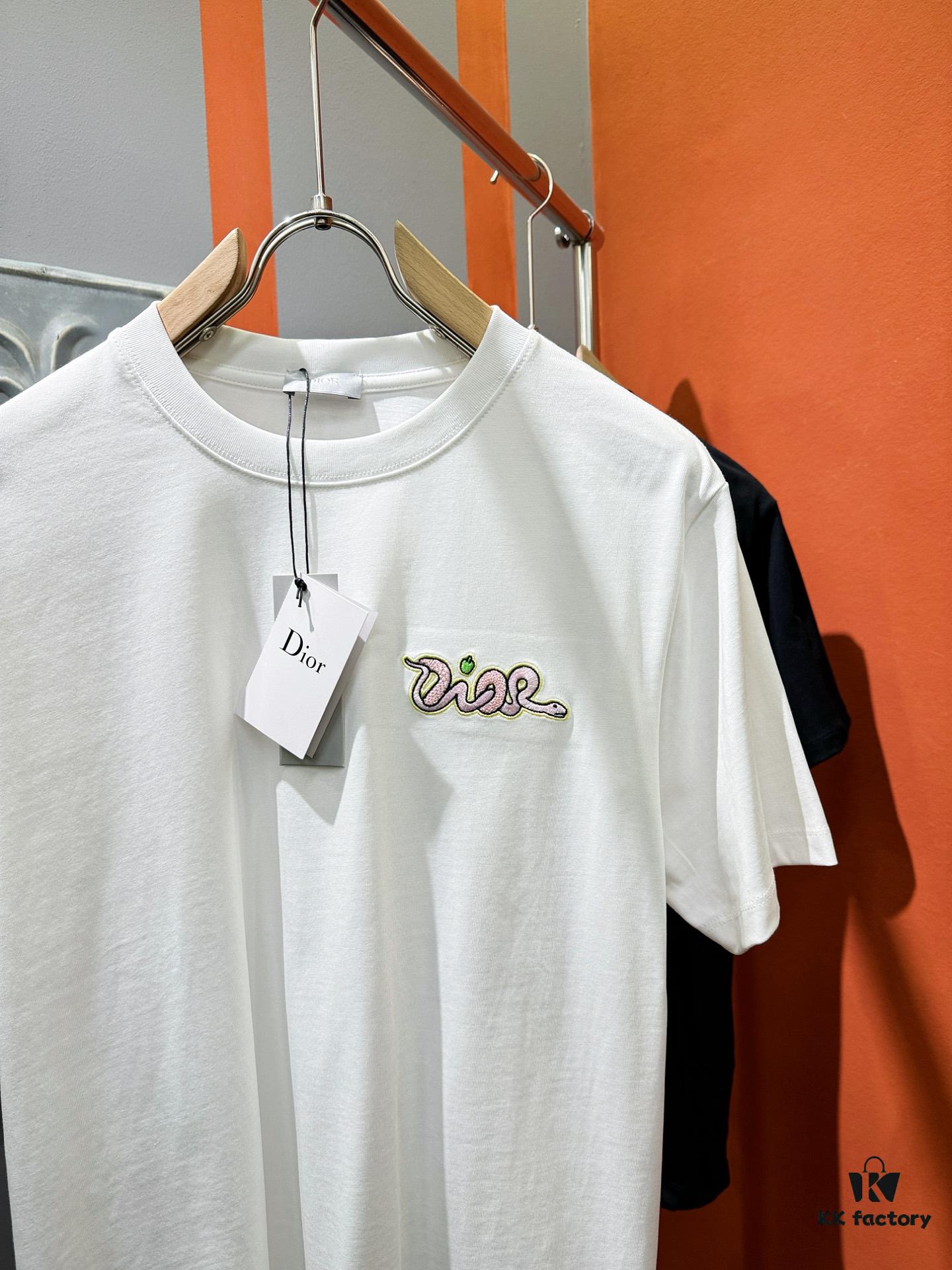 Gucci 2025 Spring/Summer New Arrival Short Sleeve T-Shirt! Runway-Inspired Fashion Casual Tee with Signature Logo Design! Premium 100% Cotton Fabric, Exquisitely Soft, Skin-Friendly and Breathable – Unmatched Comfort and Quality. A Gender-Neutral Couple's Style That Redefines Modern Fashion Elegance. Distinct from Market Versions, Complete with Three Authentic Labels – Unisex High-End Collection.