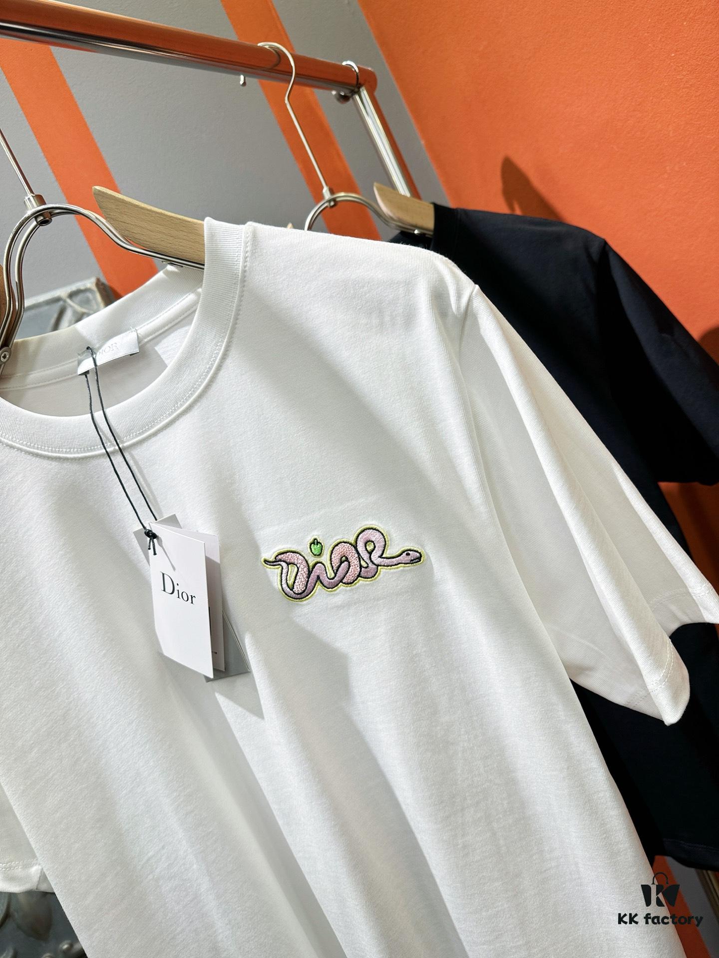 Gucci 2025 Spring/Summer New Arrival Short Sleeve T-Shirt! Runway-Inspired Fashion Casual Tee with Signature Logo Design! Premium 100% Cotton Fabric, Exquisitely Soft, Skin-Friendly and Breathable – Unmatched Comfort and Quality. A Gender-Neutral Couple's Style That Redefines Modern Fashion Elegance. Distinct from Market Versions, Complete with Three Authentic Labels – Unisex High-End Collection.