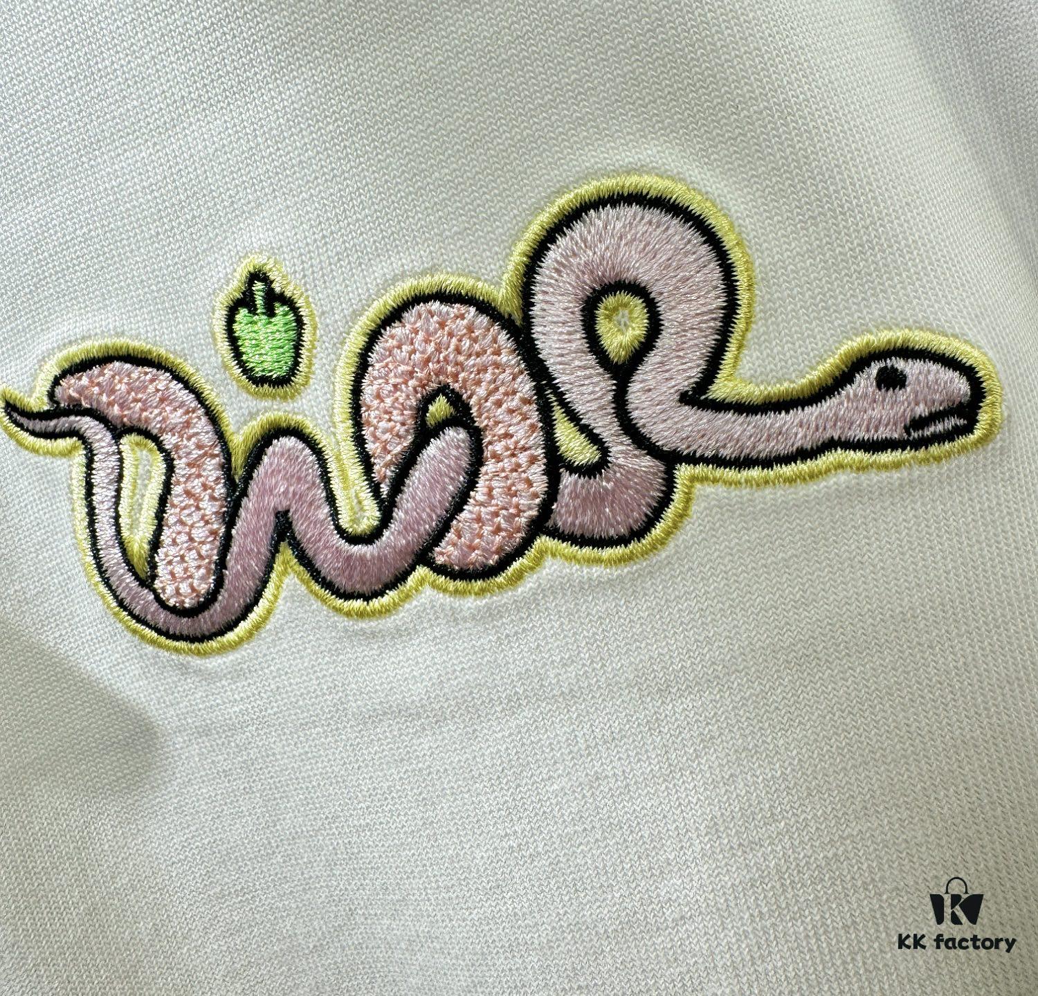 Gucci 2025 Spring/Summer New Arrival Short Sleeve T-Shirt! Runway-Inspired Fashion Casual Tee with Signature Logo Design! Premium 100% Cotton Fabric, Exquisitely Soft, Skin-Friendly and Breathable – Unmatched Comfort and Quality. A Gender-Neutral Couple's Style That Redefines Modern Fashion Elegance. Distinct from Market Versions, Complete with Three Authentic Labels – Unisex High-End Collection.