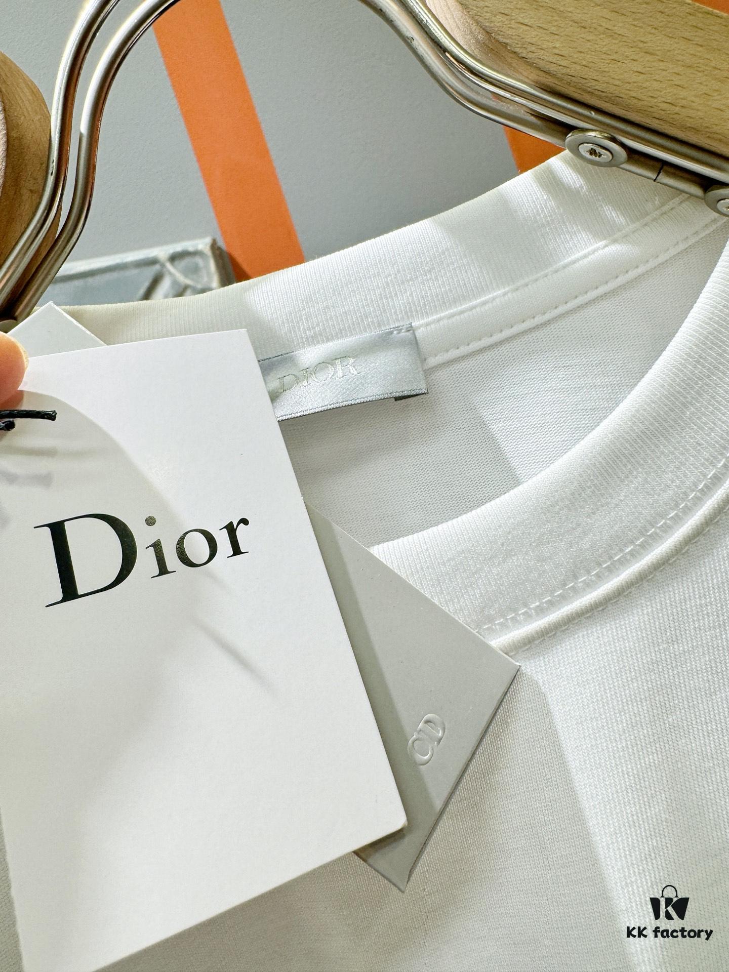 Gucci 2025 Spring/Summer New Arrival Short Sleeve T-Shirt! Runway-Inspired Fashion Casual Tee with Signature Logo Design! Premium 100% Cotton Fabric, Exquisitely Soft, Skin-Friendly and Breathable – Unmatched Comfort and Quality. A Gender-Neutral Couple's Style That Redefines Modern Fashion Elegance. Distinct from Market Versions, Complete with Three Authentic Labels – Unisex High-End Collection.