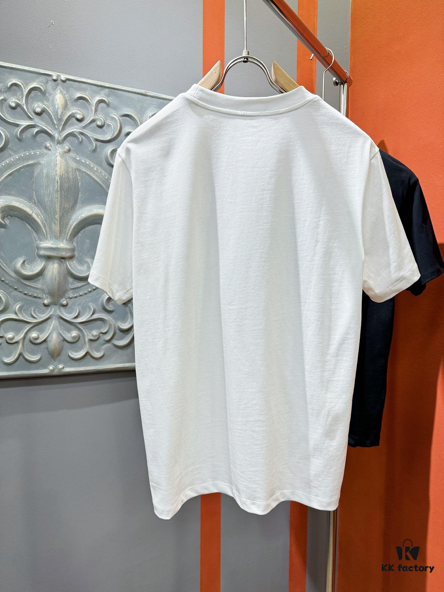 Gucci 2025 Spring/Summer New Arrival Short Sleeve T-Shirt! Runway-Inspired Fashion Casual Tee with Signature Logo Design! Premium 100% Cotton Fabric, Exquisitely Soft, Skin-Friendly and Breathable – Unmatched Comfort and Quality. A Gender-Neutral Couple's Style That Redefines Modern Fashion Elegance. Distinct from Market Versions, Complete with Three Authentic Labels – Unisex High-End Collection.