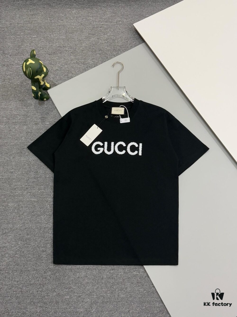 High-End Gucci Round Neck Short Sleeve T-Shirt with Front and Back High-Quality Jump Stitch Embroidery, 280g Double-Yarn Heavyweight 100% Combed Cotton, Pre-Shrunk Washed Fabric, No Deformation, Unisex Design with Official Logo Embroidery, Patch on Back, Complete Three Labels, Moisture-Proof Paper Packaging, Distinct from Market Standard Goods, Comfortable Fit with OXS Silhouette