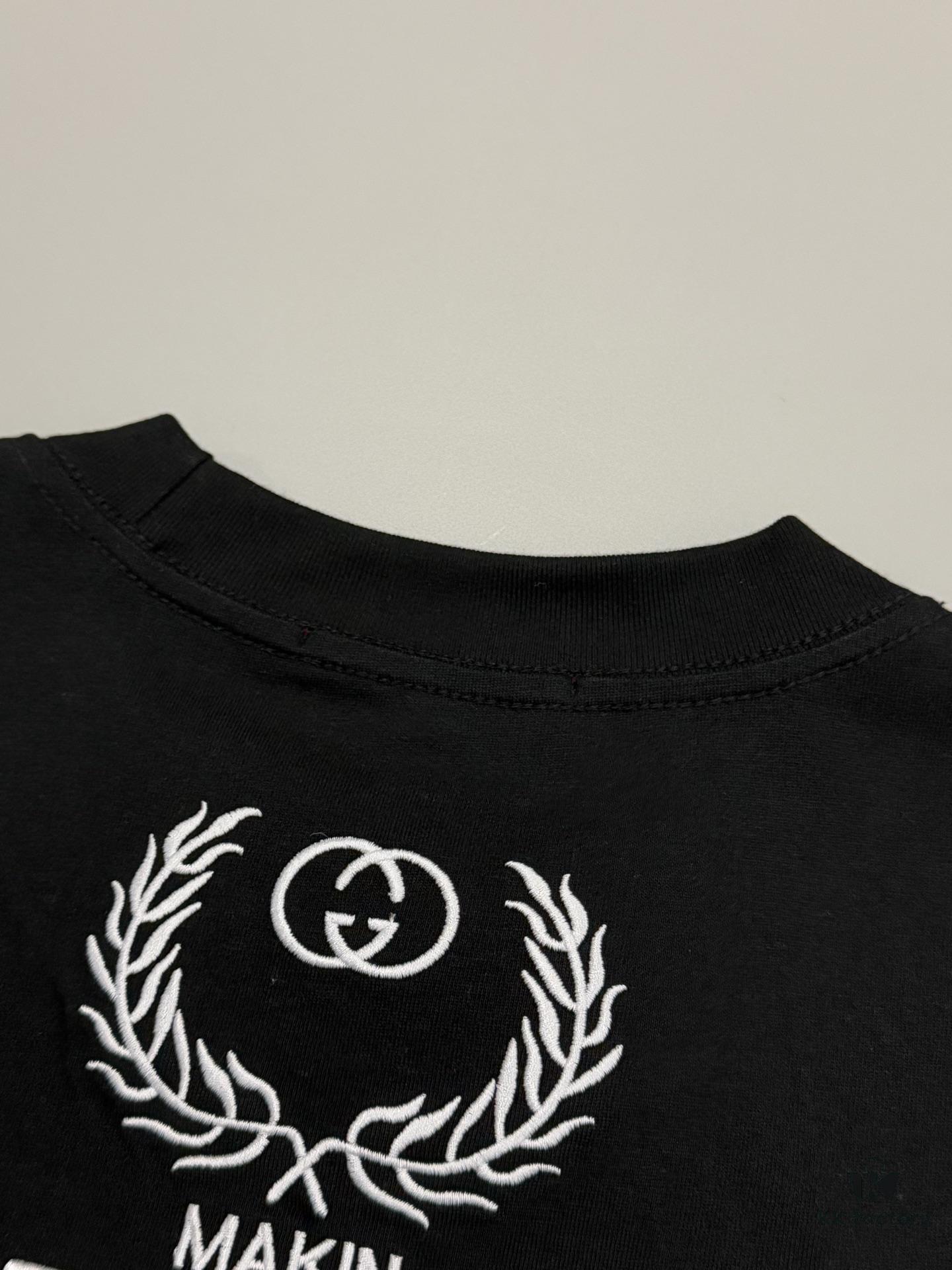 High-End Gucci Round Neck Short Sleeve T-Shirt with Front and Back High-Quality Jump Stitch Embroidery, 280g Double-Yarn Heavyweight 100% Combed Cotton, Pre-Shrunk Washed Fabric, No Deformation, Unisex Design with Official Logo Embroidery, Patch on Back, Complete Three Labels, Moisture-Proof Paper Packaging, Distinct from Market Standard Goods, Comfortable Fit with OXS Silhouette