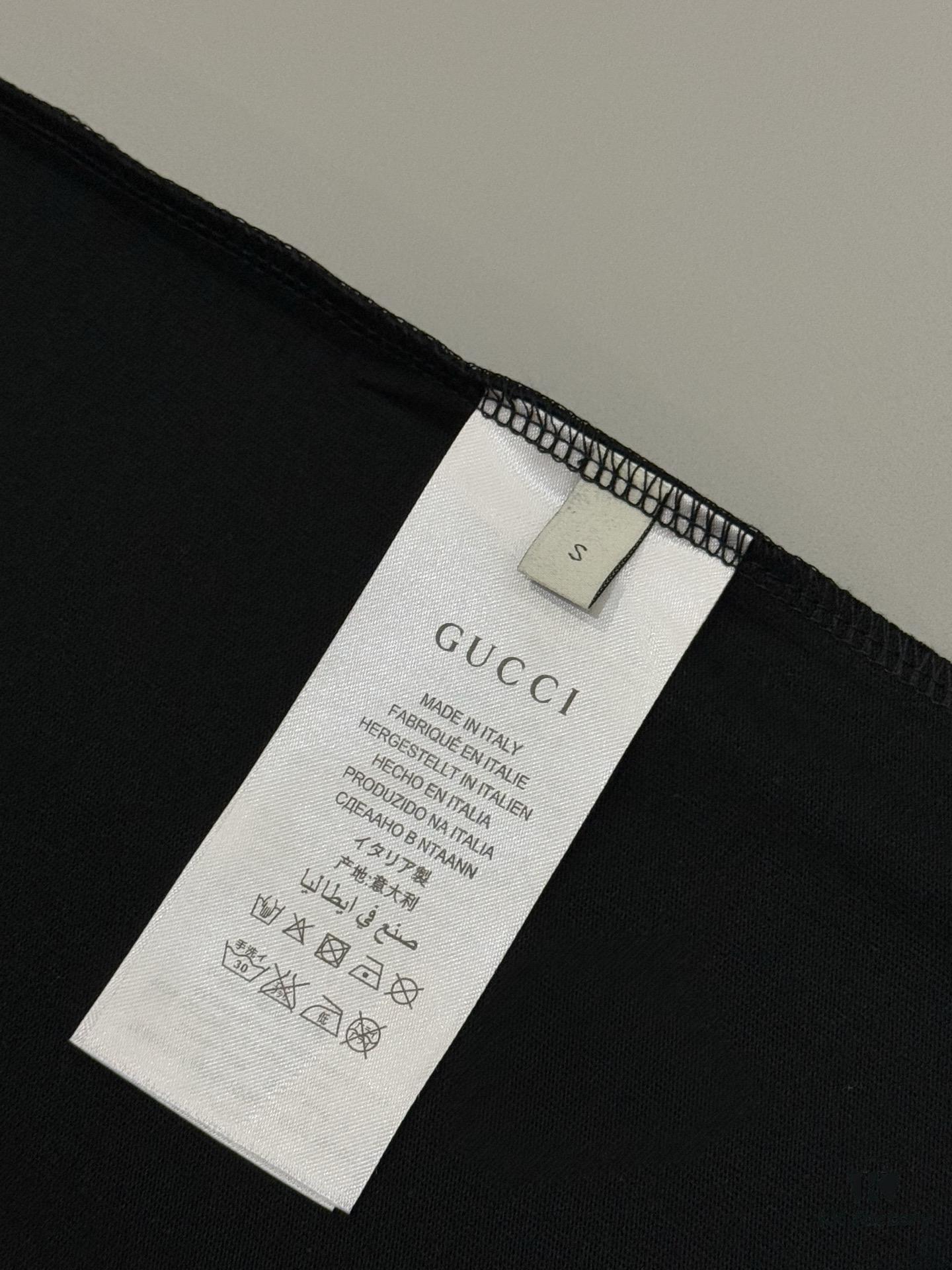 High-End Gucci Round Neck Short Sleeve T-Shirt with Front and Back High-Quality Jump Stitch Embroidery, 280g Double-Yarn Heavyweight 100% Combed Cotton, Pre-Shrunk Washed Fabric, No Deformation, Unisex Design with Official Logo Embroidery, Patch on Back, Complete Three Labels, Moisture-Proof Paper Packaging, Distinct from Market Standard Goods, Comfortable Fit with OXS Silhouette