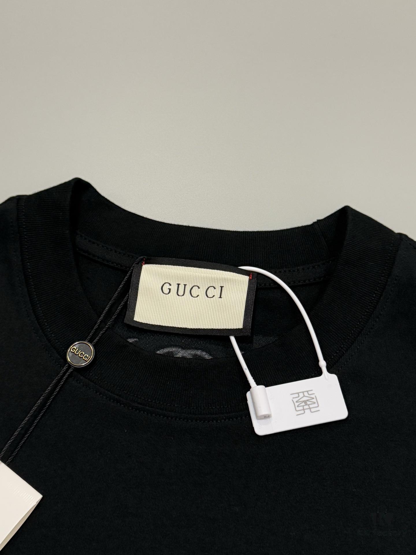 High-End Gucci Round Neck Short Sleeve T-Shirt with Front and Back High-Quality Jump Stitch Embroidery, 280g Double-Yarn Heavyweight 100% Combed Cotton, Pre-Shrunk Washed Fabric, No Deformation, Unisex Design with Official Logo Embroidery, Patch on Back, Complete Three Labels, Moisture-Proof Paper Packaging, Distinct from Market Standard Goods, Comfortable Fit with OXS Silhouette
