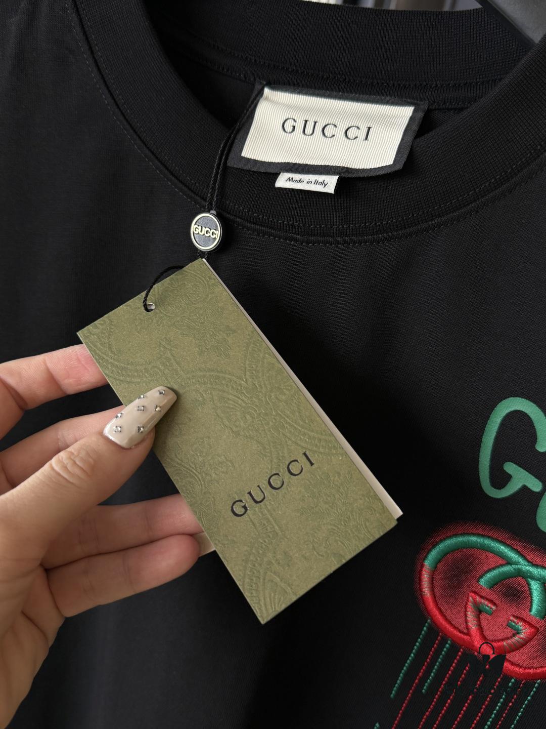 GUCCI 2025 Spring/Summer New Arrival Unisex T-Shirt with Red-Green Embroidered Logo and Print