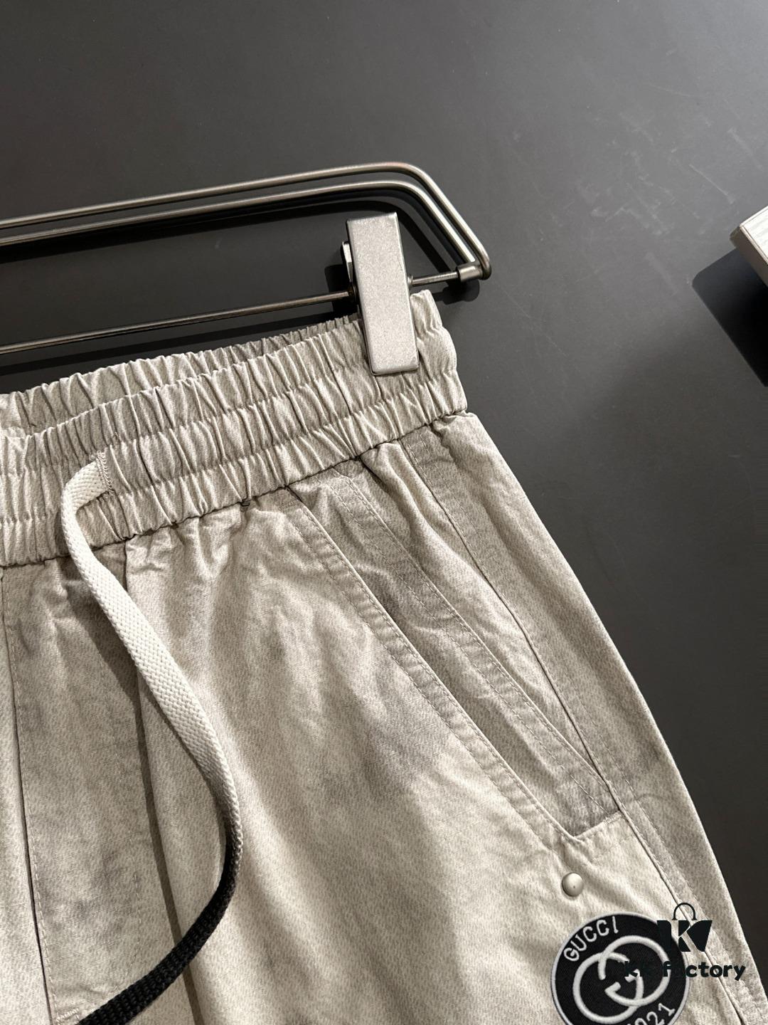 GUCCI 2025 Spring/Summer New Arrival Elastic Waist Casual Pants, Lightweight Custom Counter Fabric, Breathable and Highly Comfortable, Exquisitely Designed with Brand Identity, Premium Quality, Soft and Smooth Texture, Featuring a Relaxed Cut with Excellent Fit