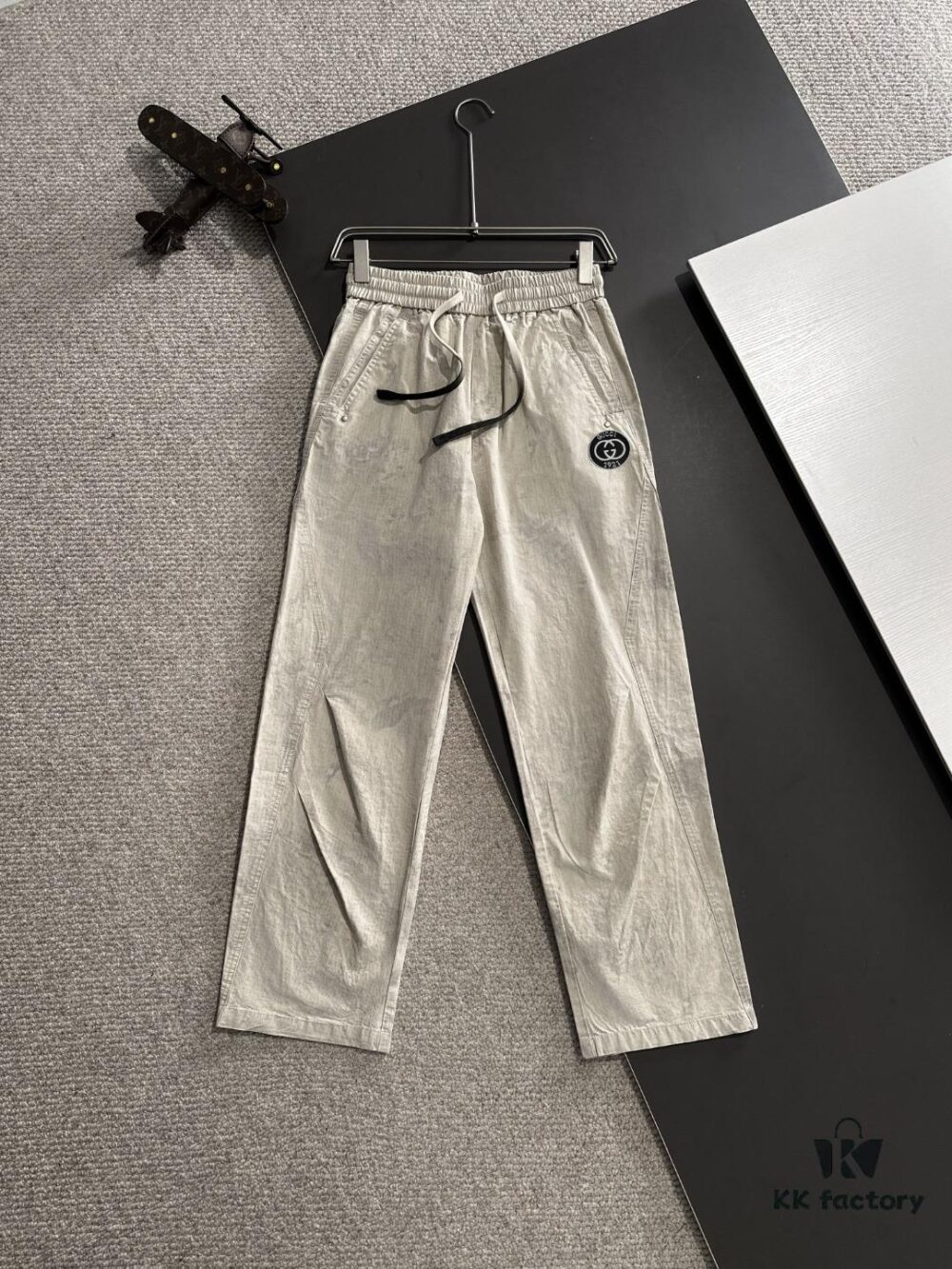 GUCCI 2025 Spring/Summer New Arrival Elastic Waist Casual Pants, Lightweight Custom Counter Fabric, Breathable and Highly Comfortable, Exquisitely Designed with Brand Identity, Premium Quality, Soft and Smooth Texture, Featuring a Relaxed Cut with Excellent Fit