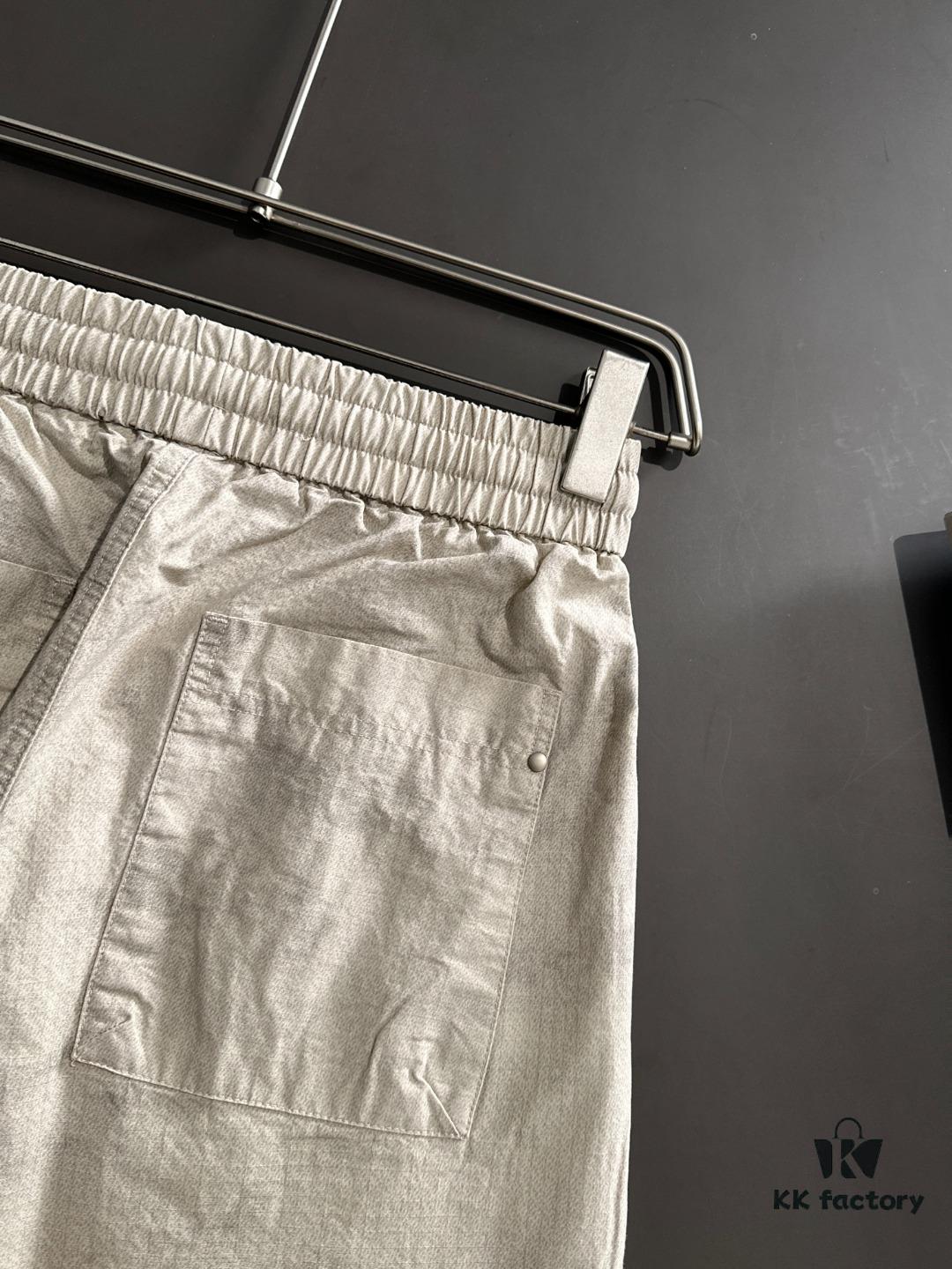 GUCCI 2025 Spring/Summer New Arrival Elastic Waist Casual Pants, Lightweight Custom Counter Fabric, Breathable and Highly Comfortable, Exquisitely Designed with Brand Identity, Premium Quality, Soft and Smooth Texture, Featuring a Relaxed Cut with Excellent Fit