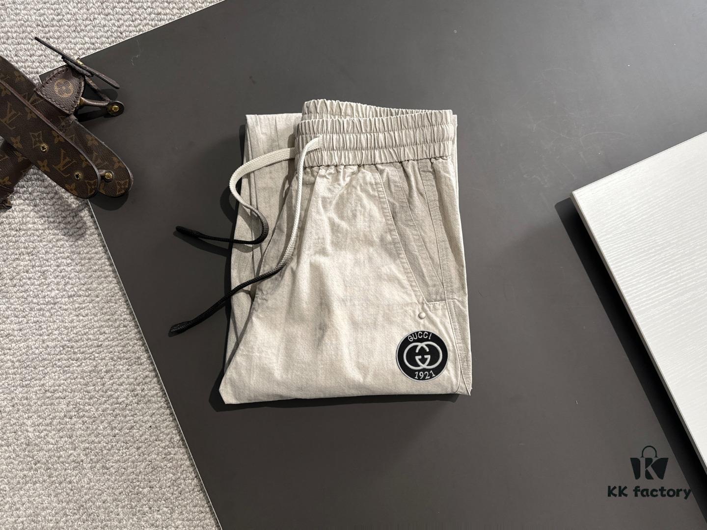 GUCCI 2025 Spring/Summer New Arrival Elastic Waist Casual Pants, Lightweight Custom Counter Fabric, Breathable and Highly Comfortable, Exquisitely Designed with Brand Identity, Premium Quality, Soft and Smooth Texture, Featuring a Relaxed Cut with Excellent Fit