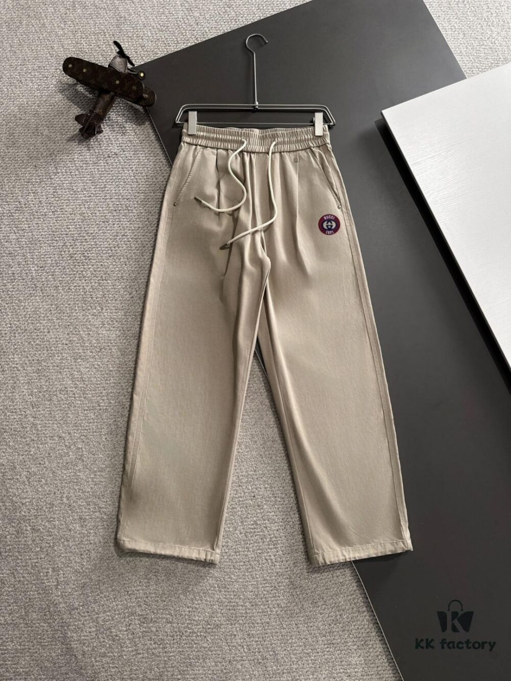 GUCCI 2025 Spring/Summer New Elastic Waist Casual Pants, Lightweight Custom Counter Fabric, Breathable and Comfortable, Exquisite Details, Brand Design Concept, High-Quality Craftsmanship, Soft and Smooth Texture, Leisure Cut with Excellent Fit