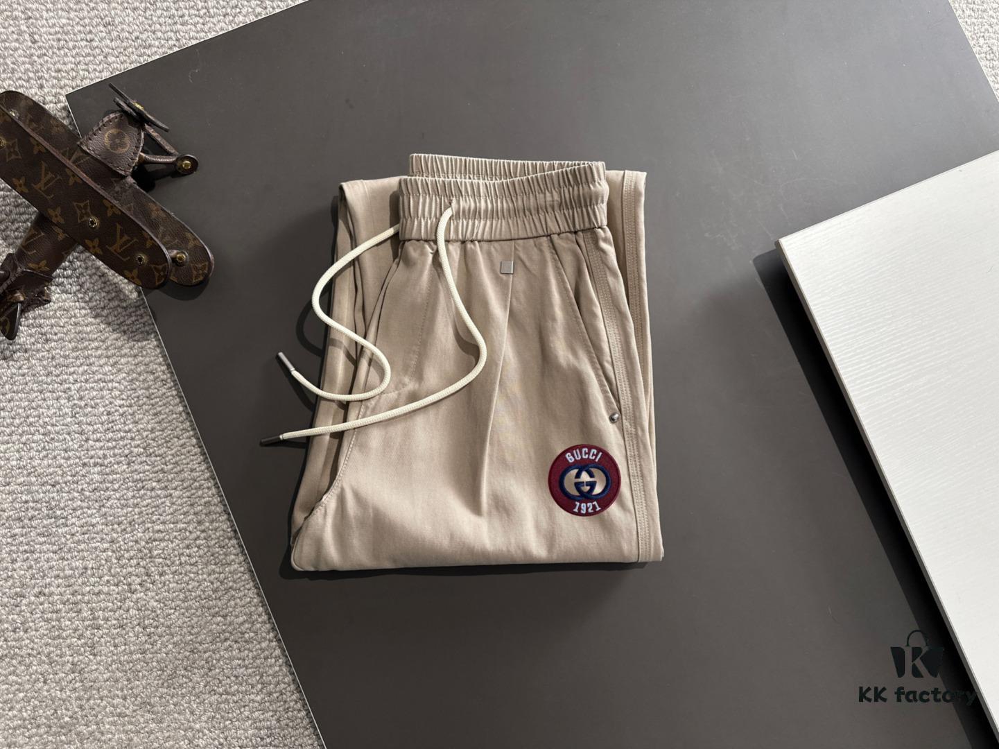 GUCCI 2025 Spring/Summer New Elastic Waist Casual Pants, Lightweight Custom Counter Fabric, Breathable and Comfortable, Exquisite Details, Brand Design Concept, High-Quality Craftsmanship, Soft and Smooth Texture, Leisure Cut with Excellent Fit