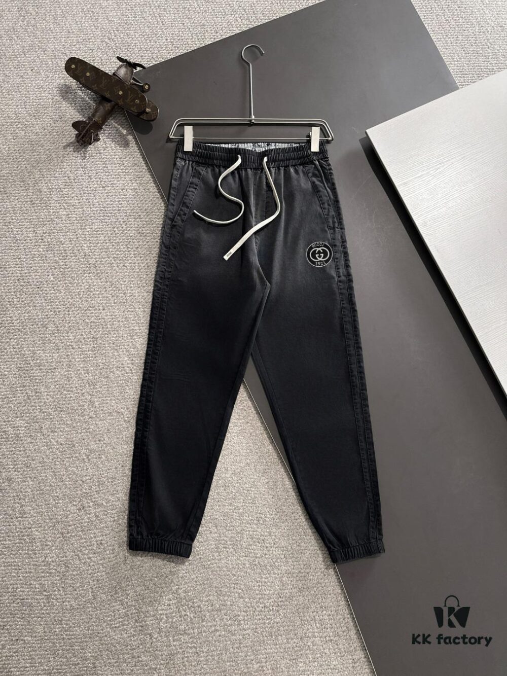GUCCI 2025 Spring/Summer New Elastic Waist Casual Pants, Lightweight Custom Fabric from Counter, Highly Breathable and Comfortable, Exquisite Details, Brand Design Concept Reflecting High Quality, Soft and Smooth Texture, Showcasing a Perfect Relaxed Silhouette