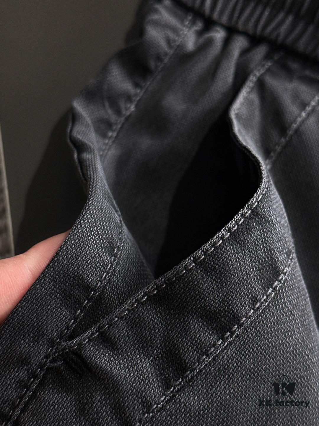 GUCCI 2025 Spring/Summer New Elastic Waist Casual Pants, Lightweight Custom Fabric from Counter, Highly Breathable and Comfortable, Exquisite Details, Brand Design Concept Reflecting High Quality, Soft and Smooth Texture, Showcasing a Perfect Relaxed Silhouette