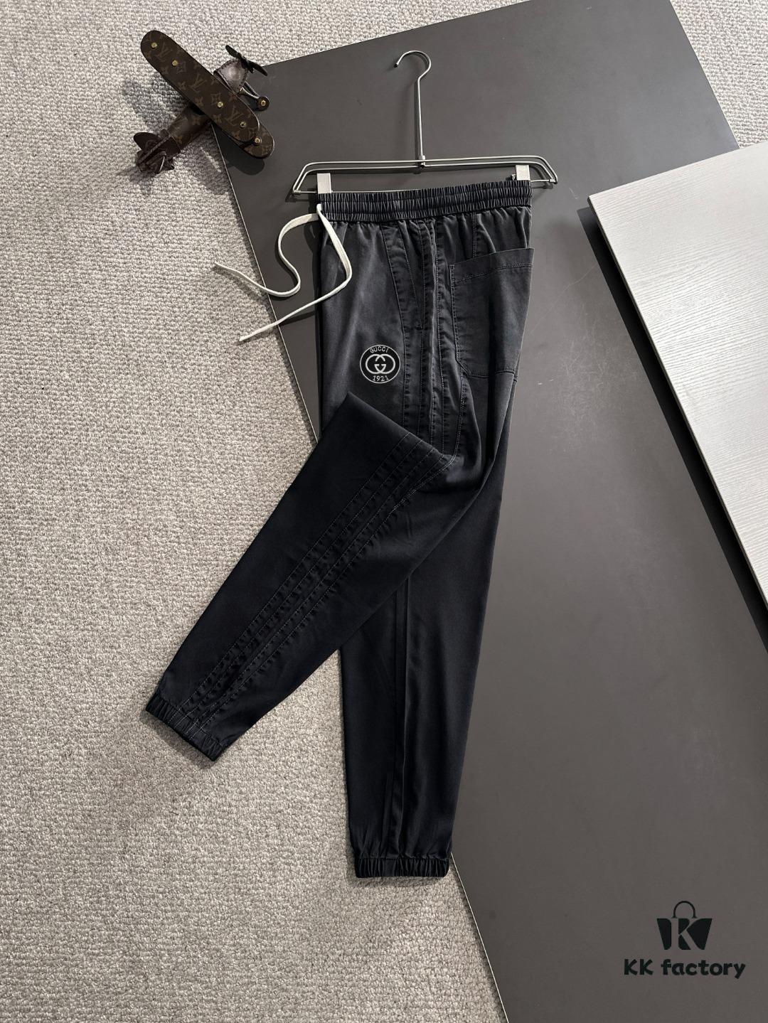 GUCCI 2025 Spring/Summer New Elastic Waist Casual Pants, Lightweight Custom Fabric from Counter, Highly Breathable and Comfortable, Exquisite Details, Brand Design Concept Reflecting High Quality, Soft and Smooth Texture, Showcasing a Perfect Relaxed Silhouette