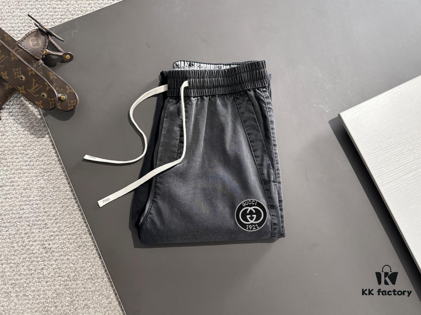 GUCCI 2025 Spring/Summer New Elastic Waist Casual Pants, Lightweight Custom Fabric from Counter, Highly Breathable and Comfortable, Exquisite Details, Brand Design Concept Reflecting High Quality, Soft and Smooth Texture, Showcasing a Perfect Relaxed Silhouette