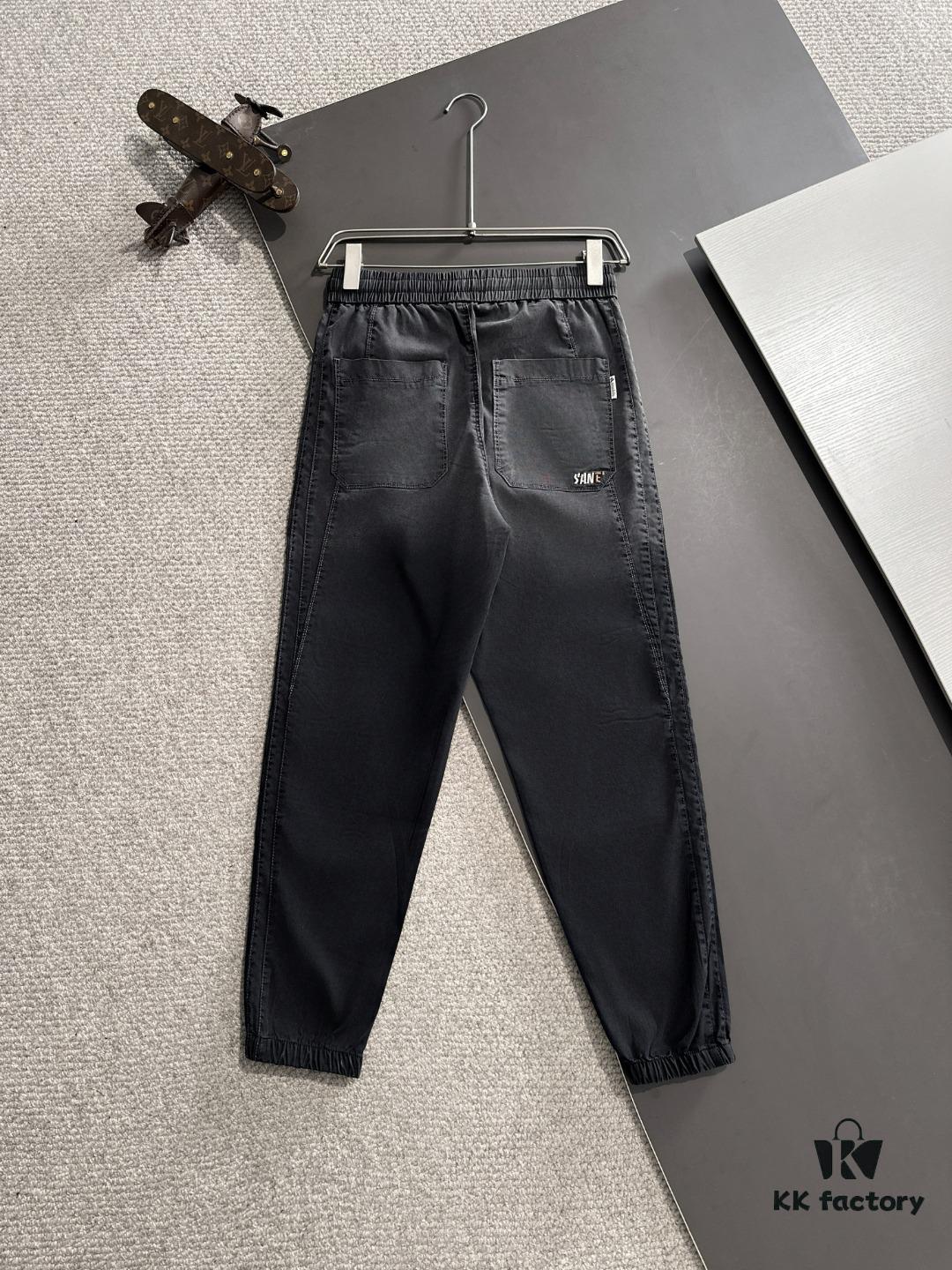 GUCCI 2025 Spring/Summer New Elastic Waist Casual Pants, Lightweight Custom Fabric from Counter, Highly Breathable and Comfortable, Exquisite Details, Brand Design Concept Reflecting High Quality, Soft and Smooth Texture, Showcasing a Perfect Relaxed Silhouette