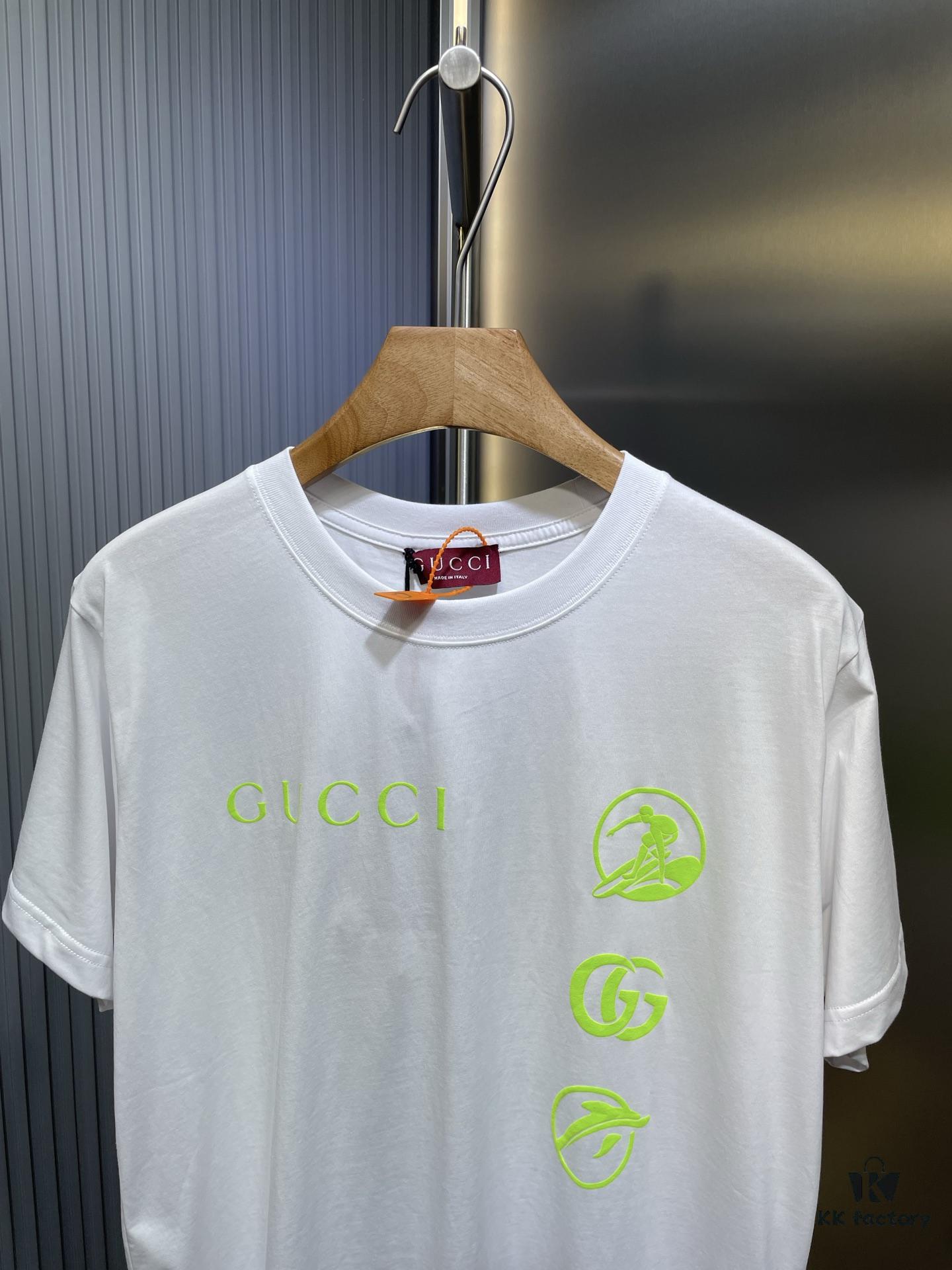 Gucci 25SS New Arrival Oversized T-Shirt Crafted from Garment-Dyed Knit Cotton, Featuring Gucci Logo Print on Front and Gucci Surfer Print on Back