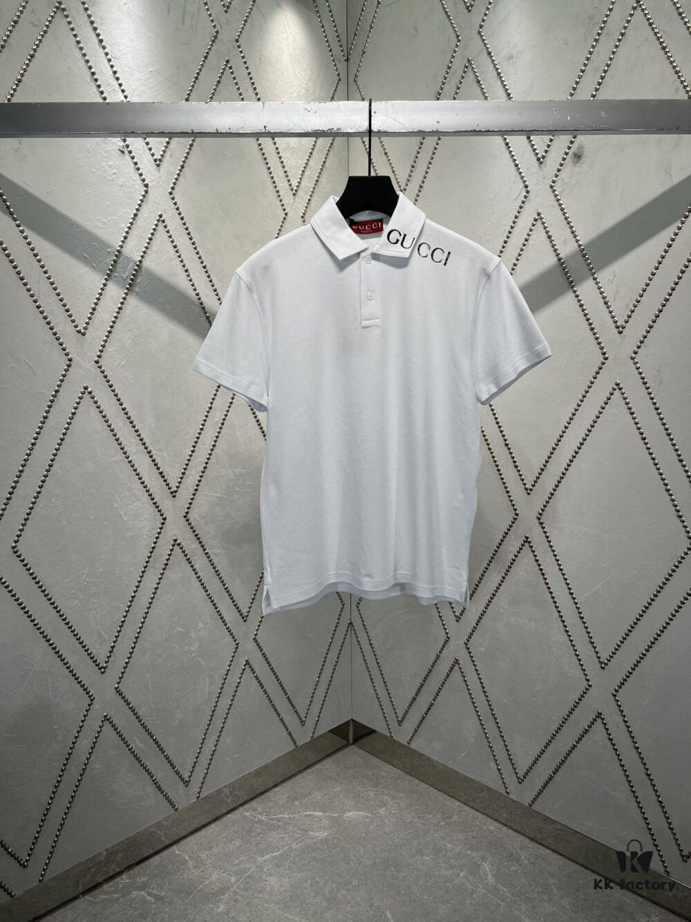 Gucci 2025 Spring Collection Presents Classic Style Pieces, Featuring a Polo Shirt Crafted from Stretch Piqué Cotton with an Elegant Gucci Print