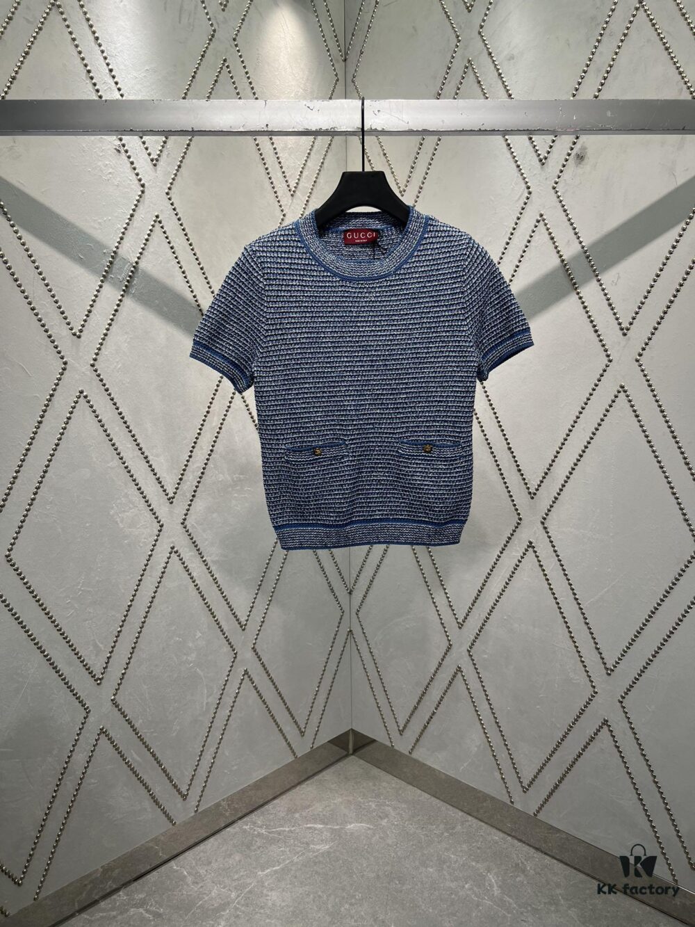 G House 25ss New Arrival Crew Neck Top Crafted from Fine Cotton Knit Fabric, a Standout Piece for the 2025 Pre-Spring Collection. The Light Blue Hue Adds Elegant Sophistication, While the Gold-Tone Double G Buttons Enhance the Design Appeal.