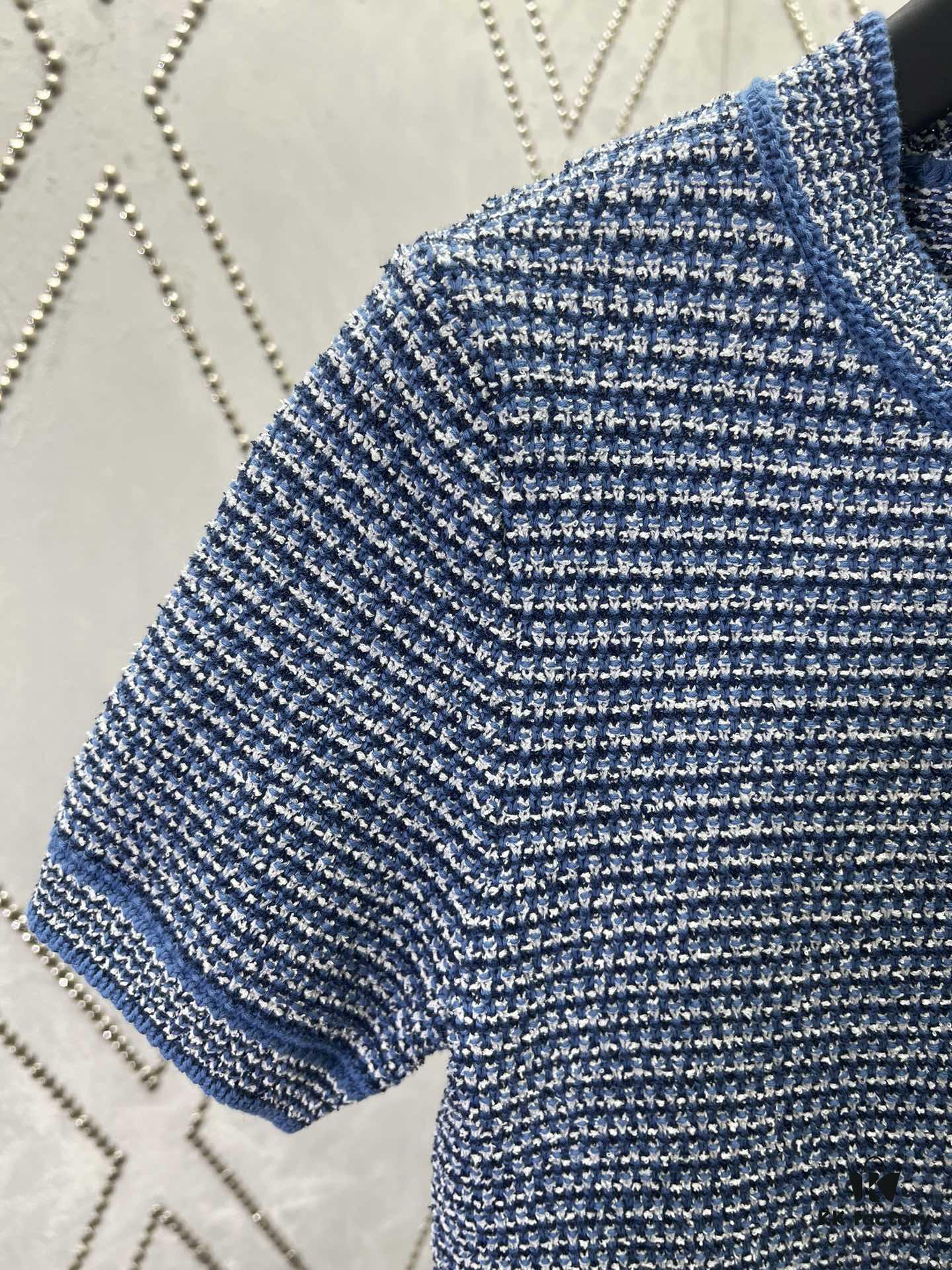 G House 25ss New Arrival Crew Neck Top Crafted from Fine Cotton Knit Fabric, a Standout Piece for the 2025 Pre-Spring Collection. The Light Blue Hue Adds Elegant Sophistication, While the Gold-Tone Double G Buttons Enhance the Design Appeal.